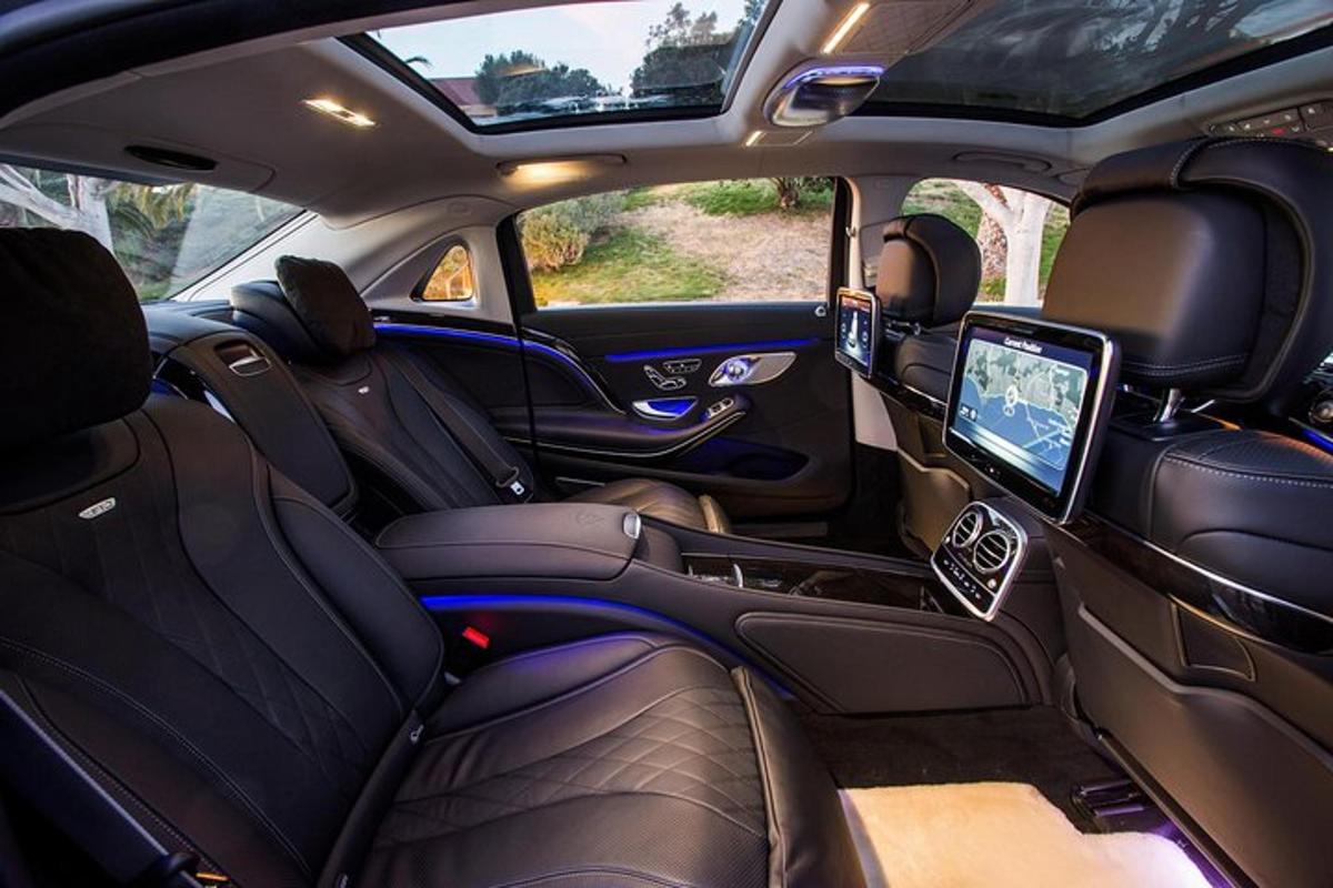 una vista dell'interno di un'auto con una TV