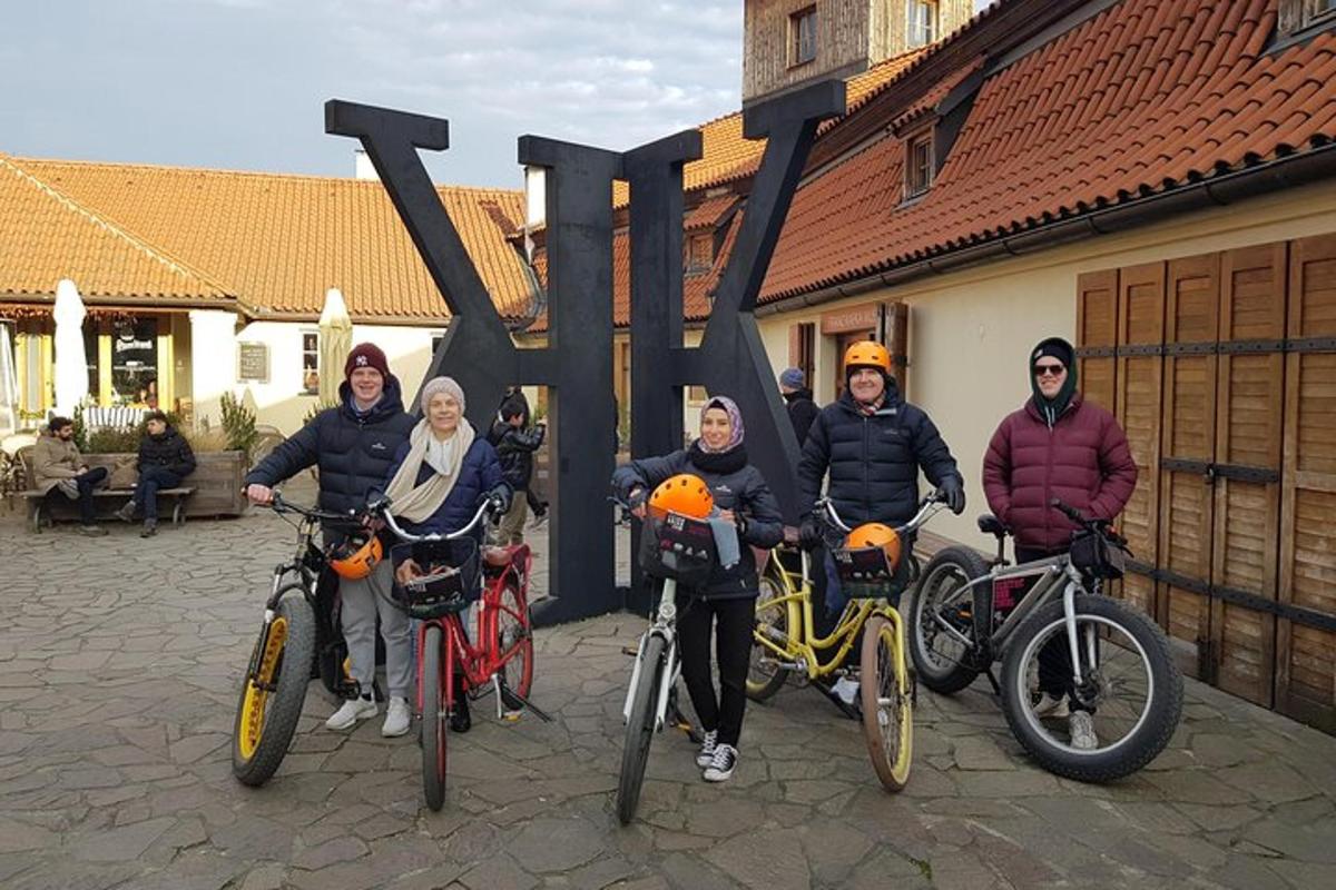 en gruppe mennesker på sykler foran et skilt