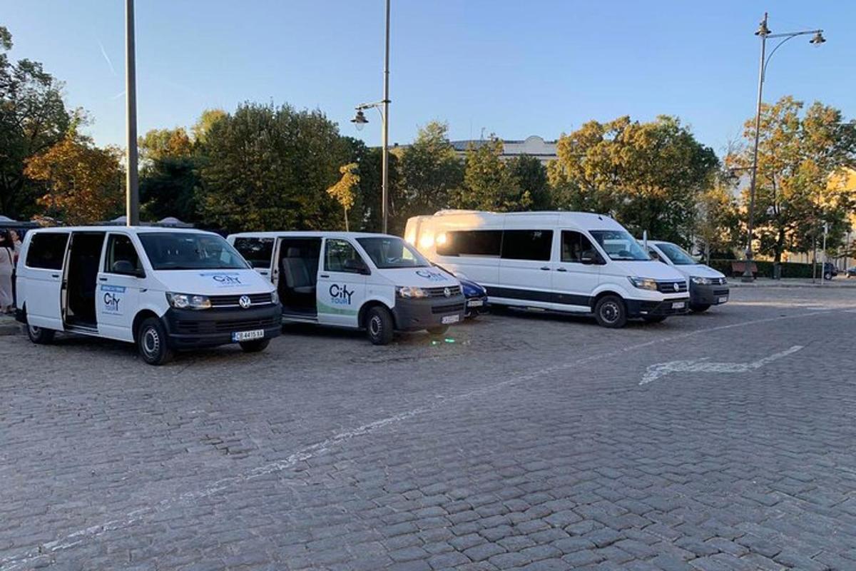 autostāvvietā novietota furgonu grupa