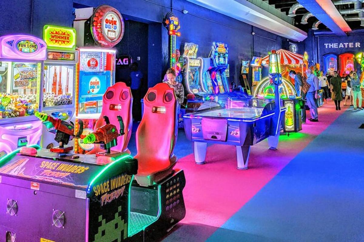 uma sala cheia de vários tipos diferentes de jogos