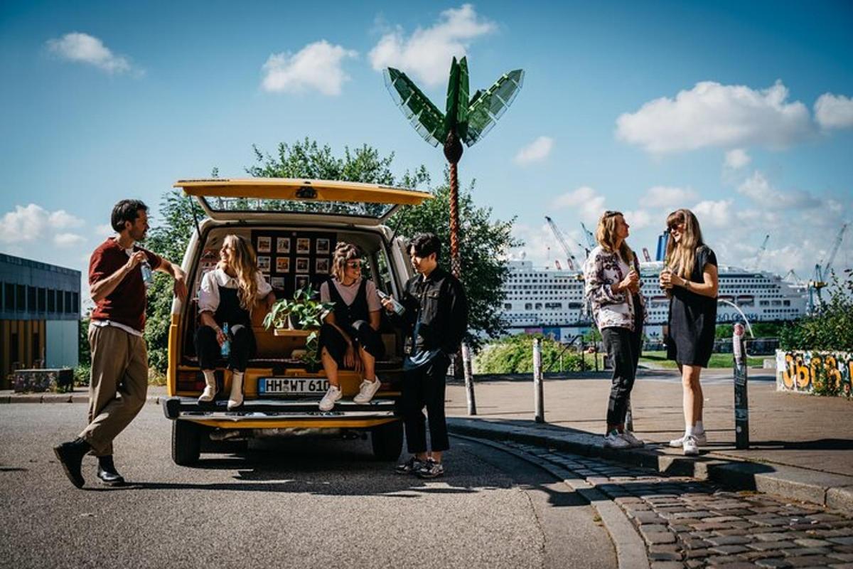 skupina lidí stojících kolem pojízdného stánku s jídlem