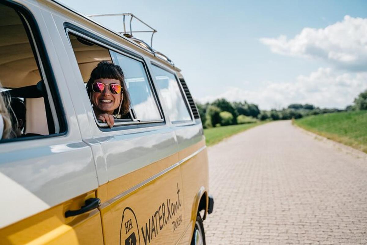žena sedící v zadní části dodávky na silnici