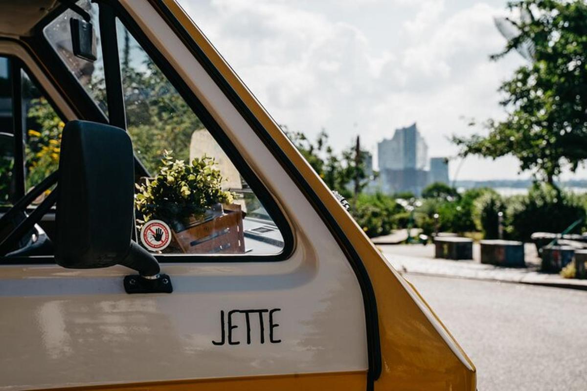 taxi s nápisem osud napsaným na dveřích