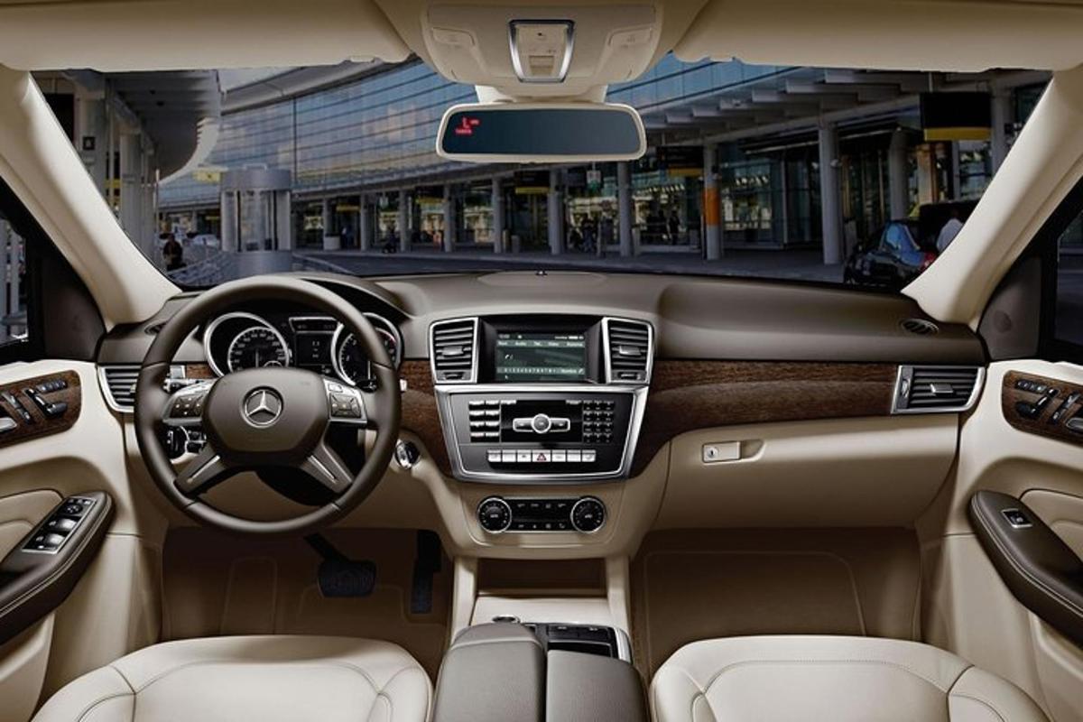 ein Blick in den Innenraum eines Acedes Benz Autos