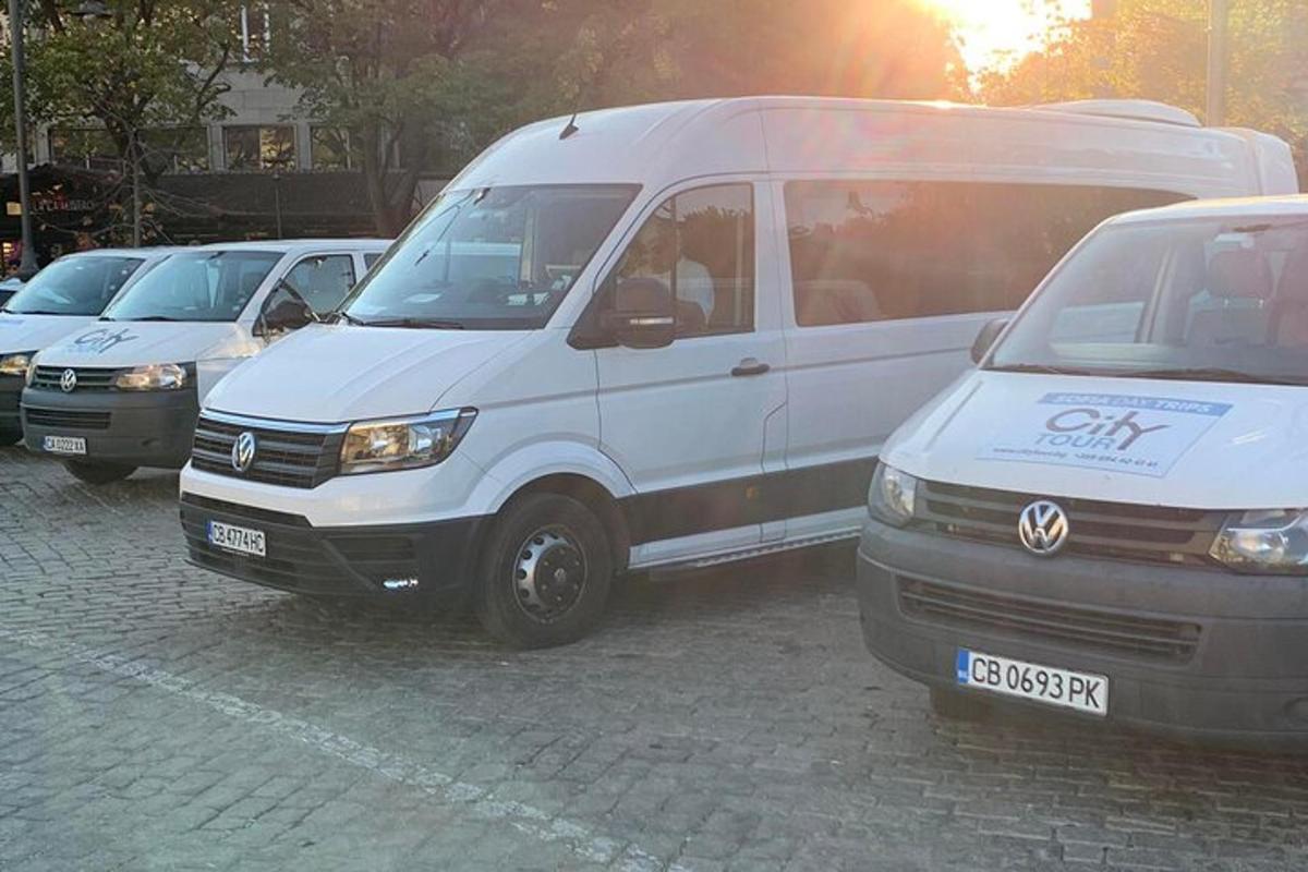 Un grupo de furgonetas estacionadas en un estacionamiento