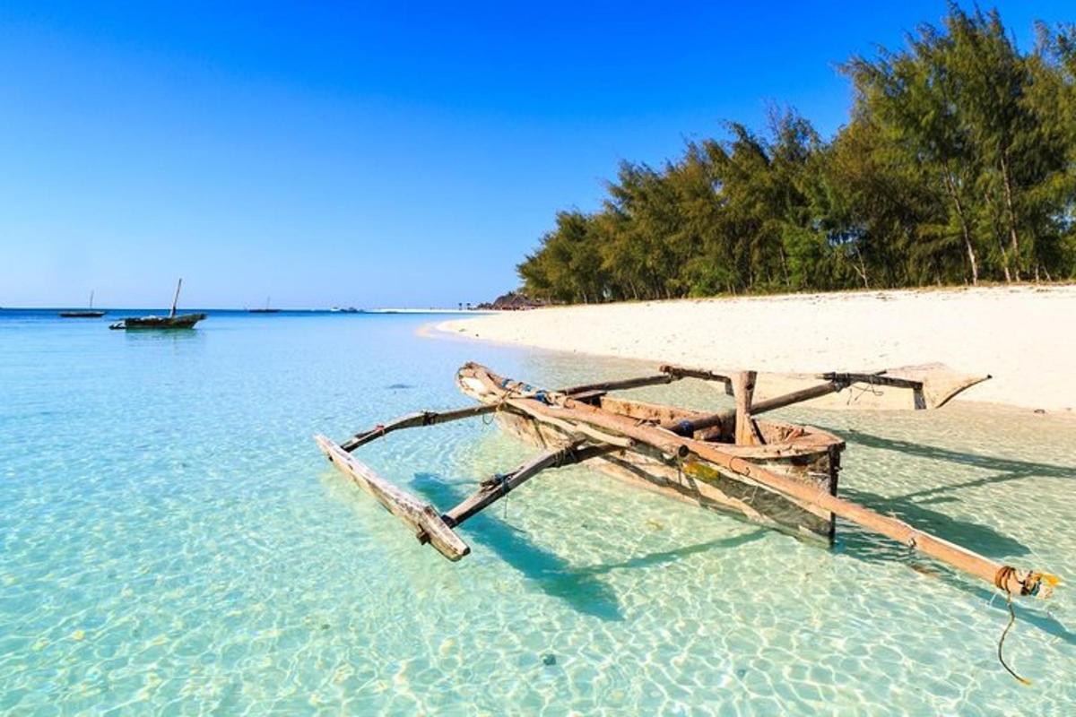 ein Boot, das im Wasser an einem Strand liegt