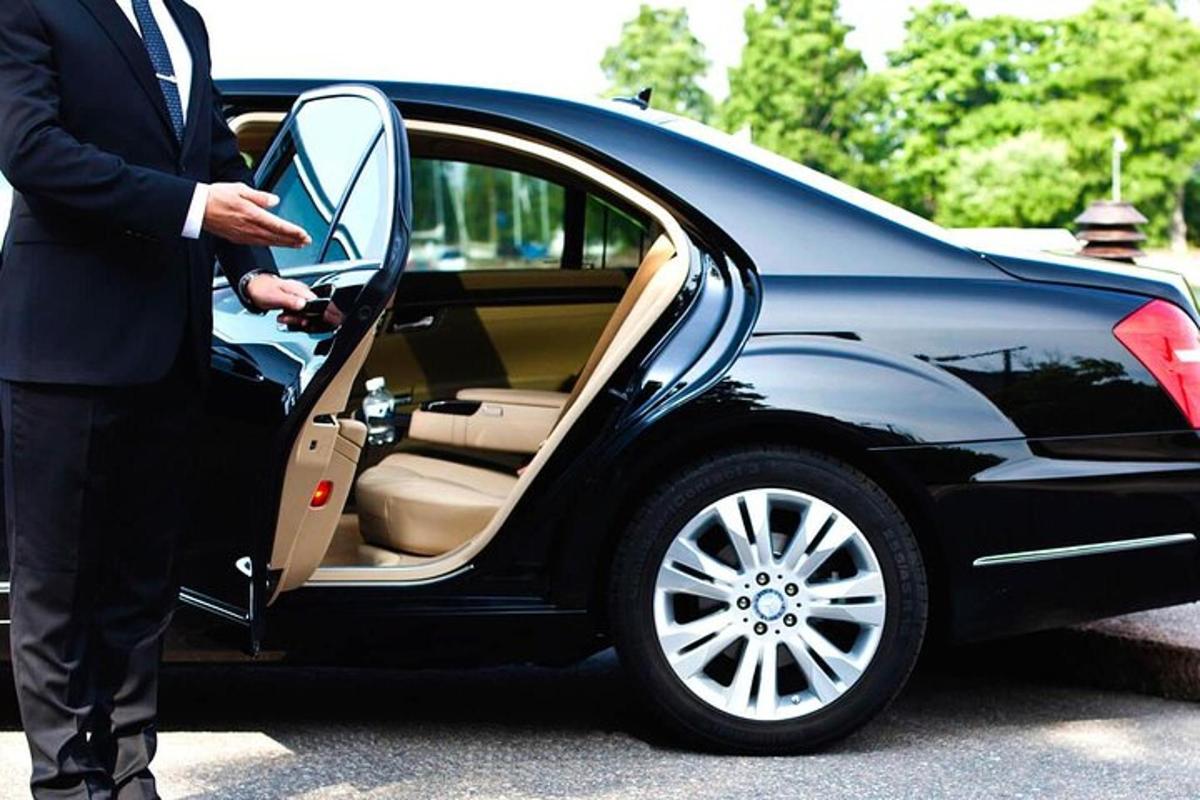muškarac u odijelu ulazi u auto