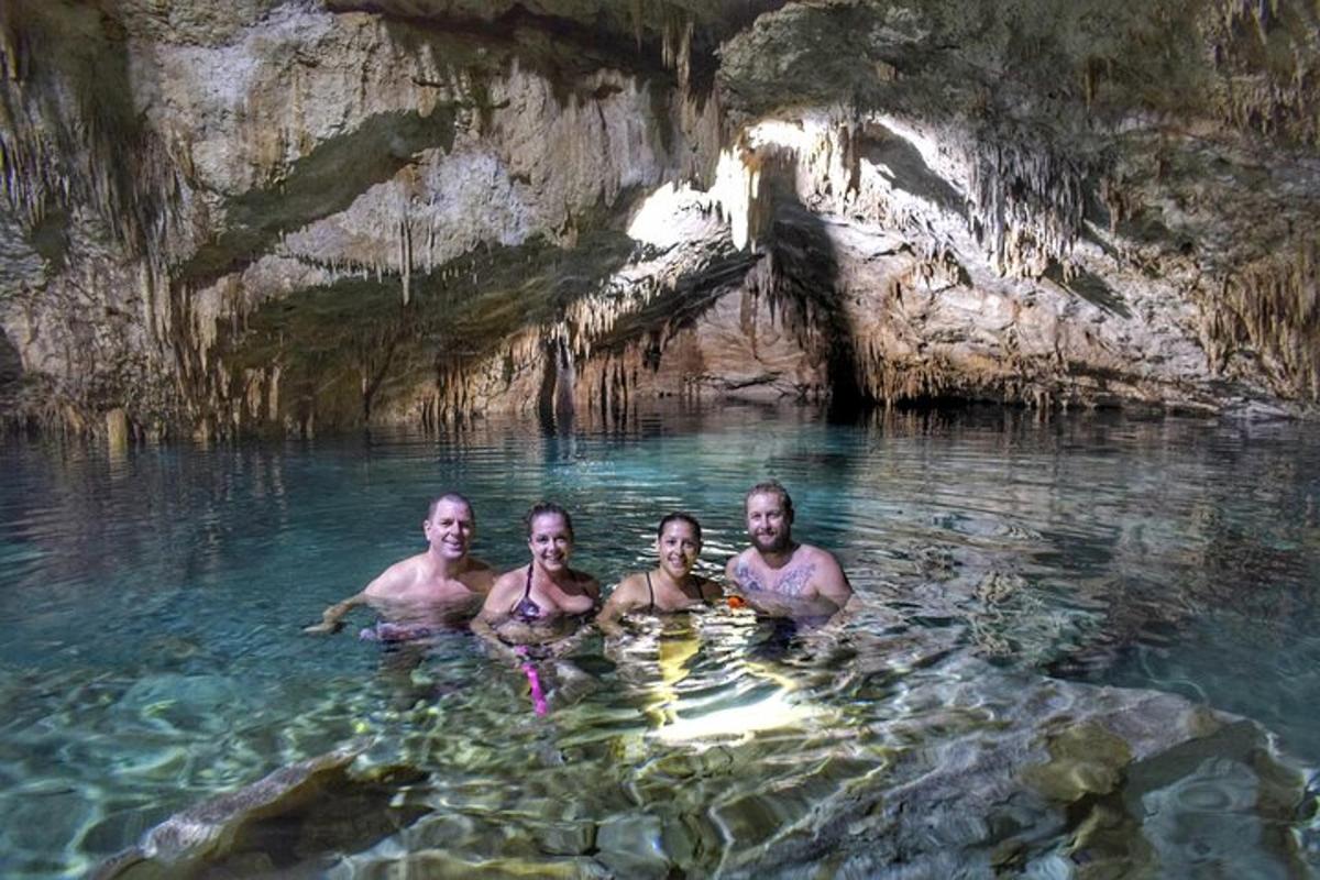 un grup de persones a l'aigua en una cova