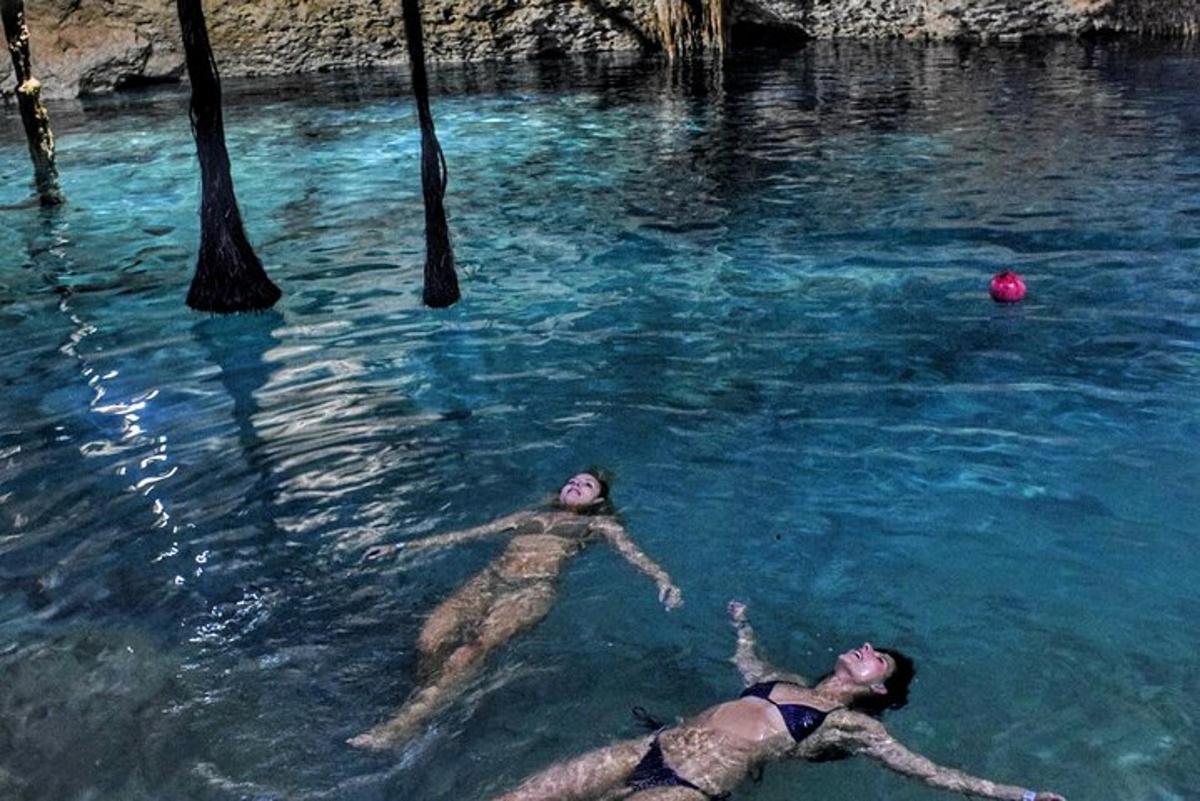 水中でボールで遊ぶ二人