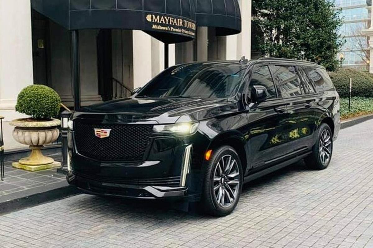 sebuah kereta hitam berhenti di hadapan sebuah bangunan