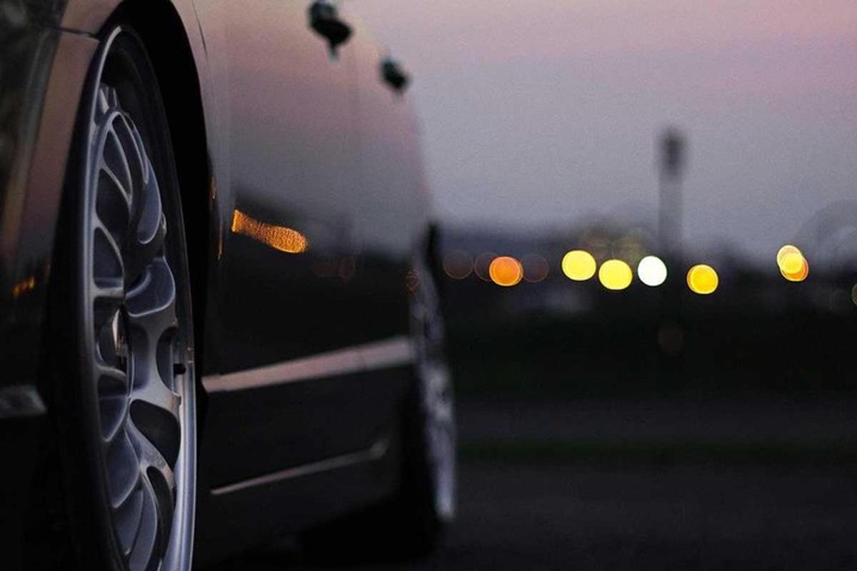 detail pneumatiky automobilu s