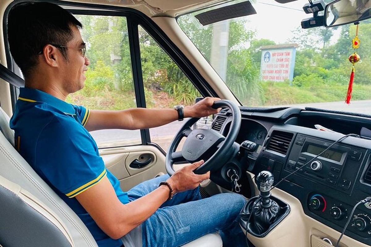 mies ajaa autoa