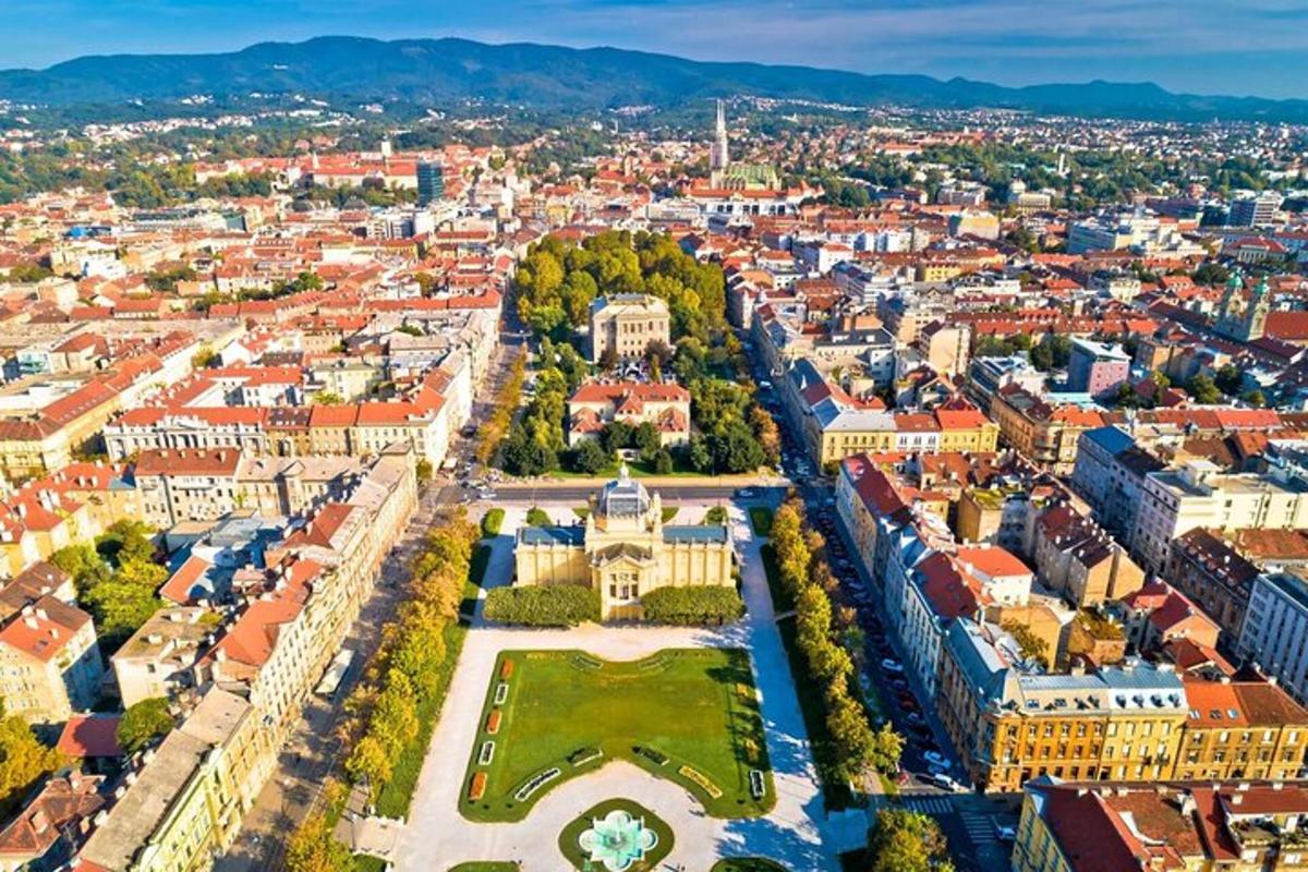 Pogled iz zraka na mesto Brašov