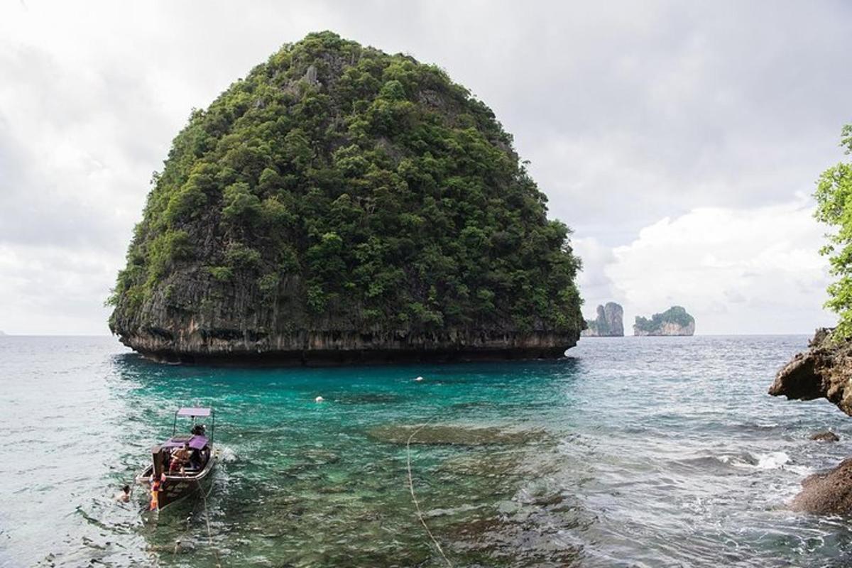 sebuah perahu di air di depan sebuah pulau kecil