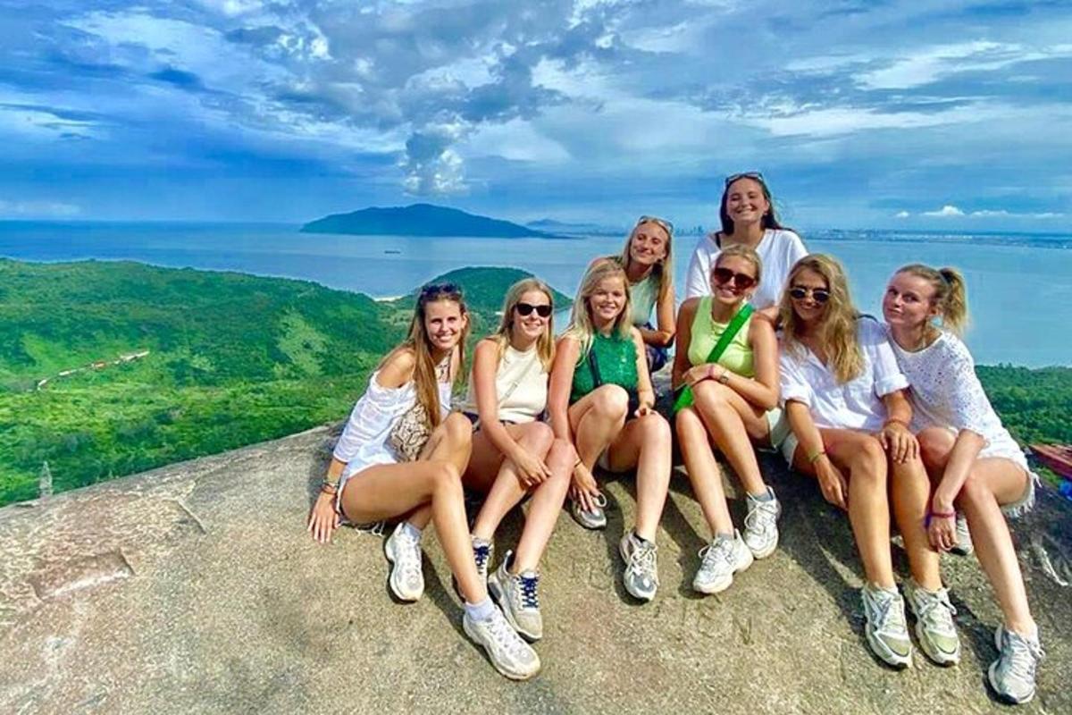 một nhóm các cô gái đang ngồi trên đỉnh núi