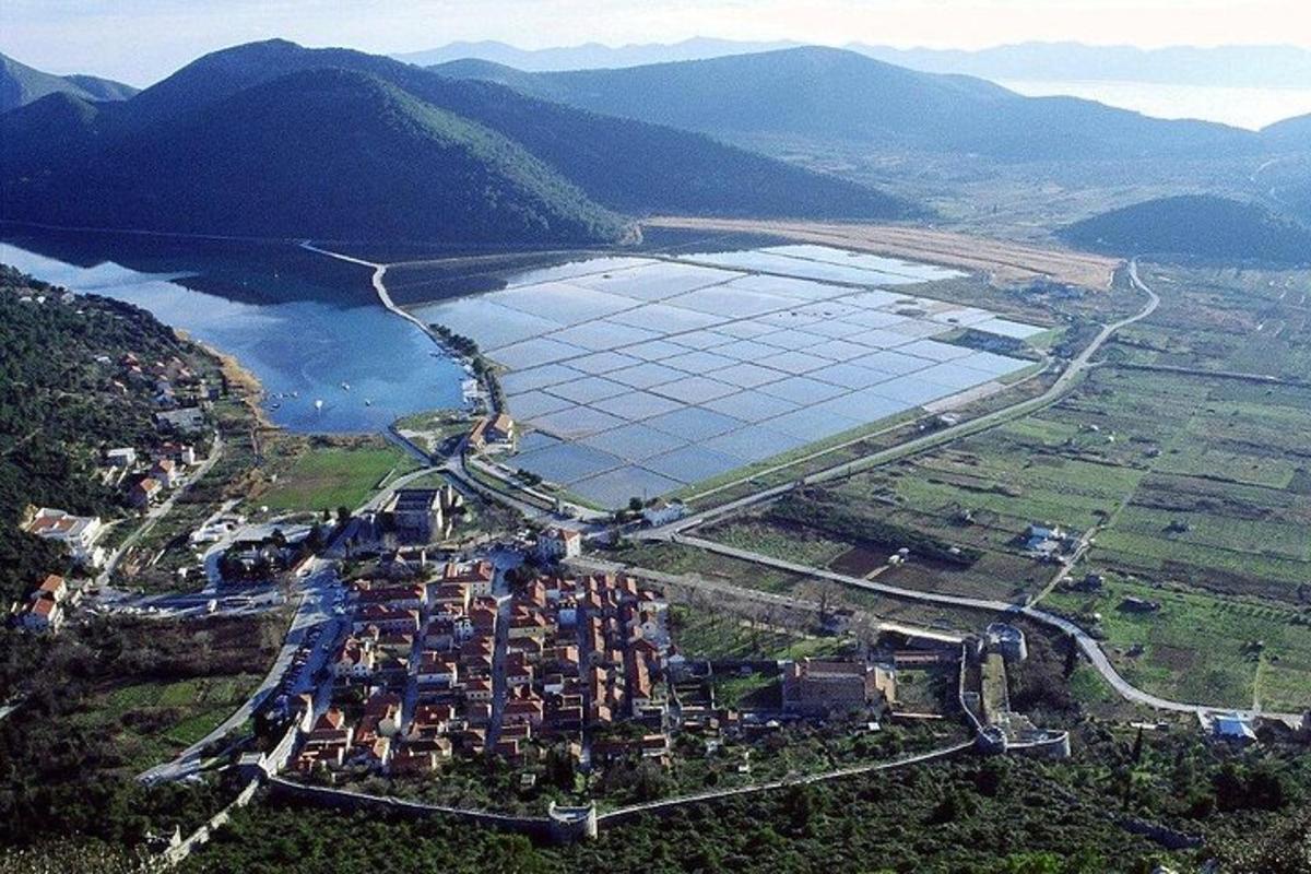 μια εναέρια άποψη ενός χωριού δίπλα σε ένα υδάτινο σώμα