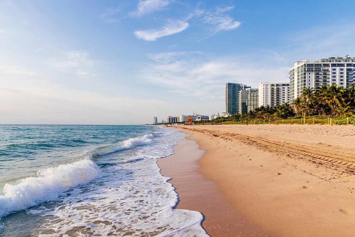 ชายหาดที่มีอาคารและมหาสมุทรที่มีคลื่น