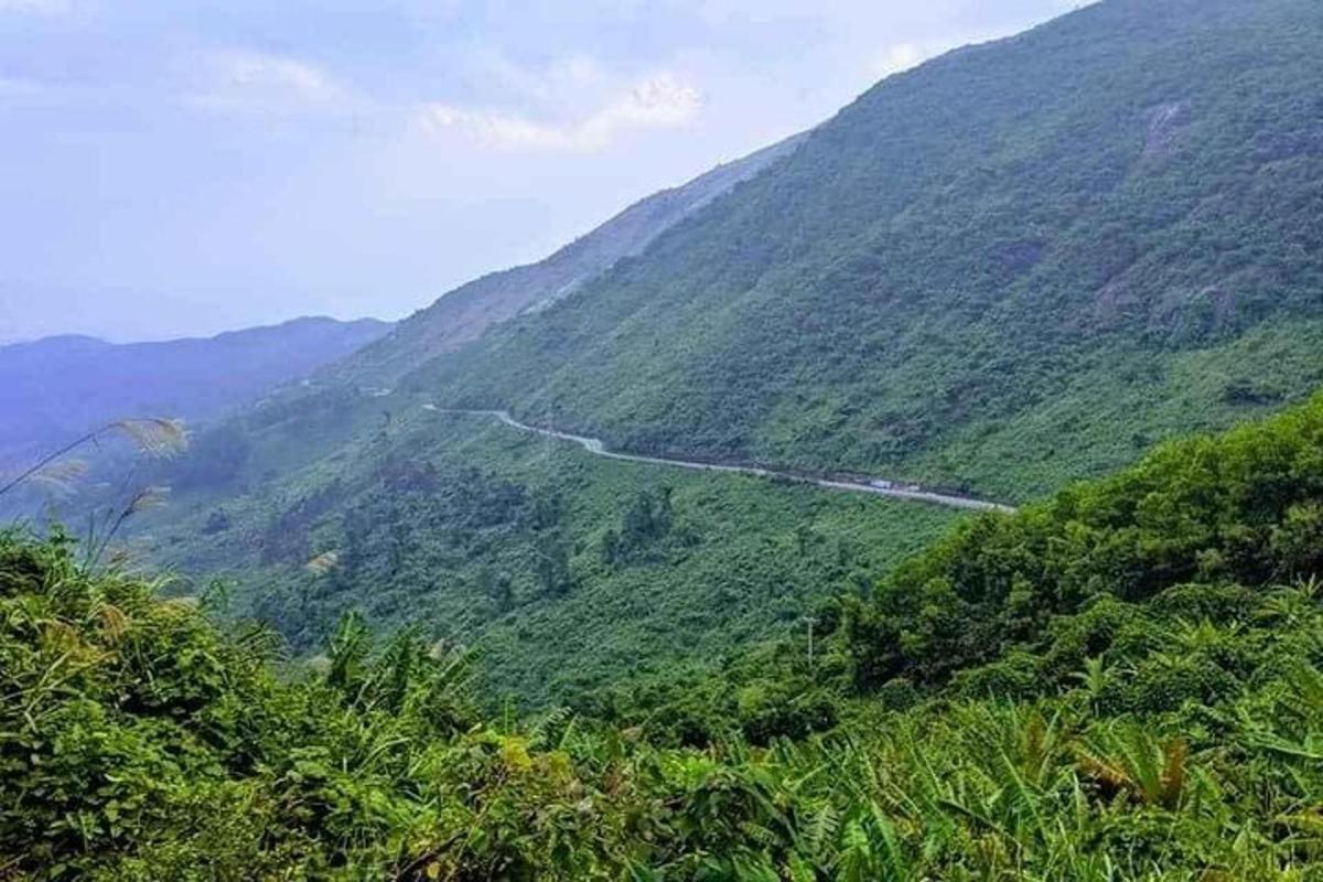 Una vista de una montaña con una carretera en ella.