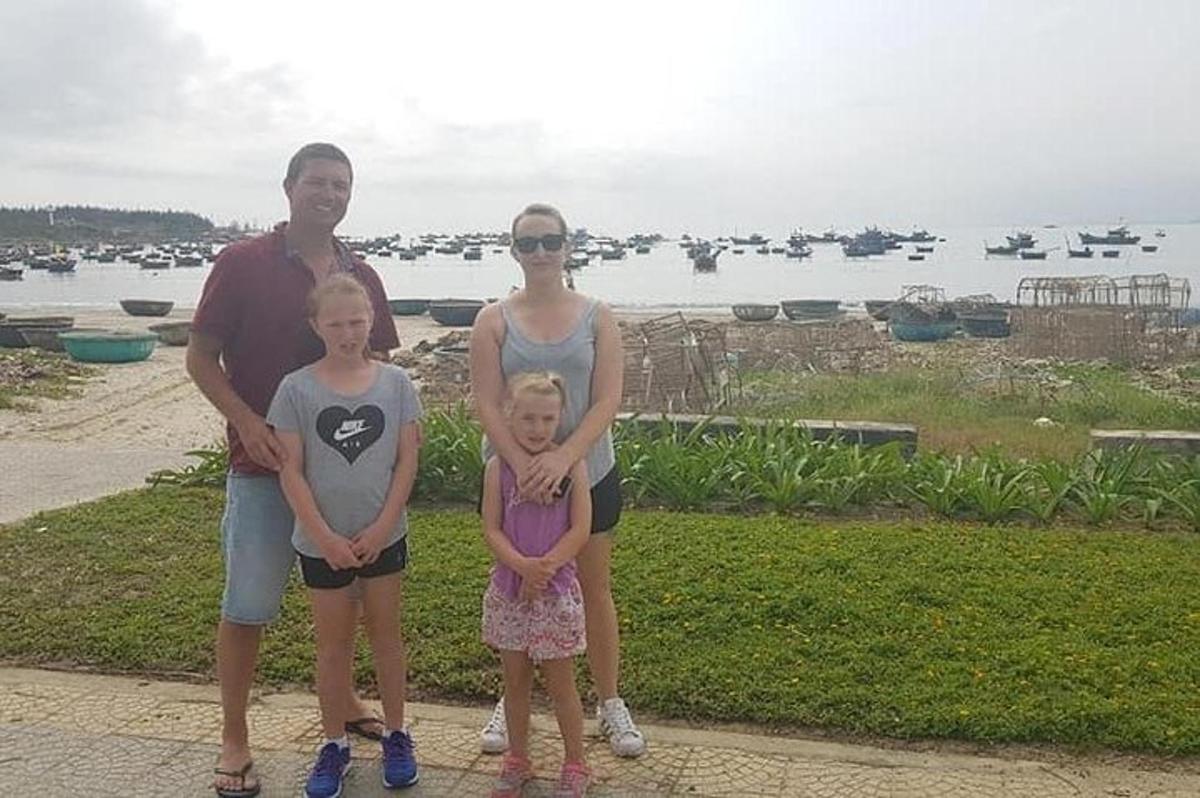 suyun önünde fotoğraf çektiren bir aile