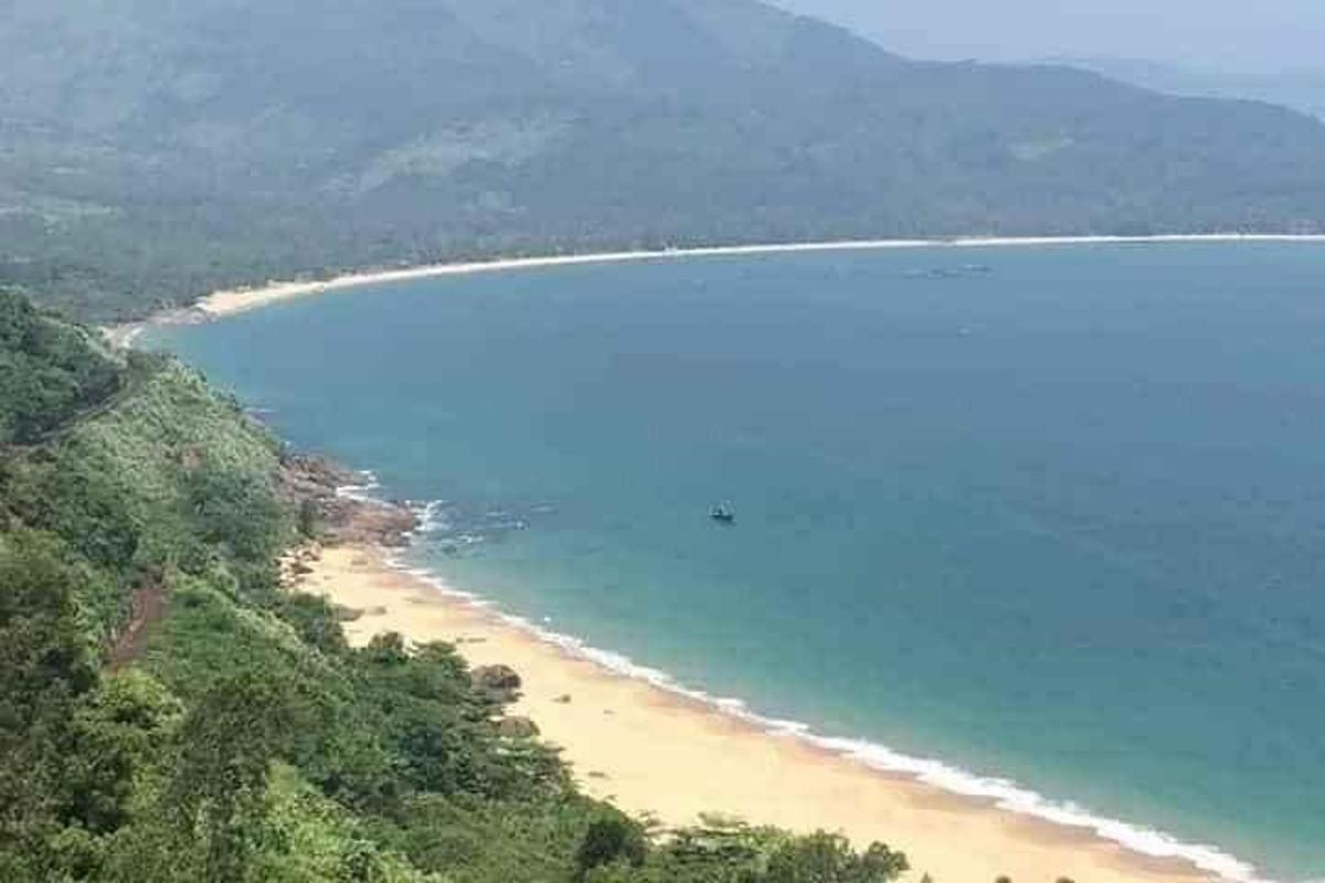 una vista aérea de una playa con agua azul