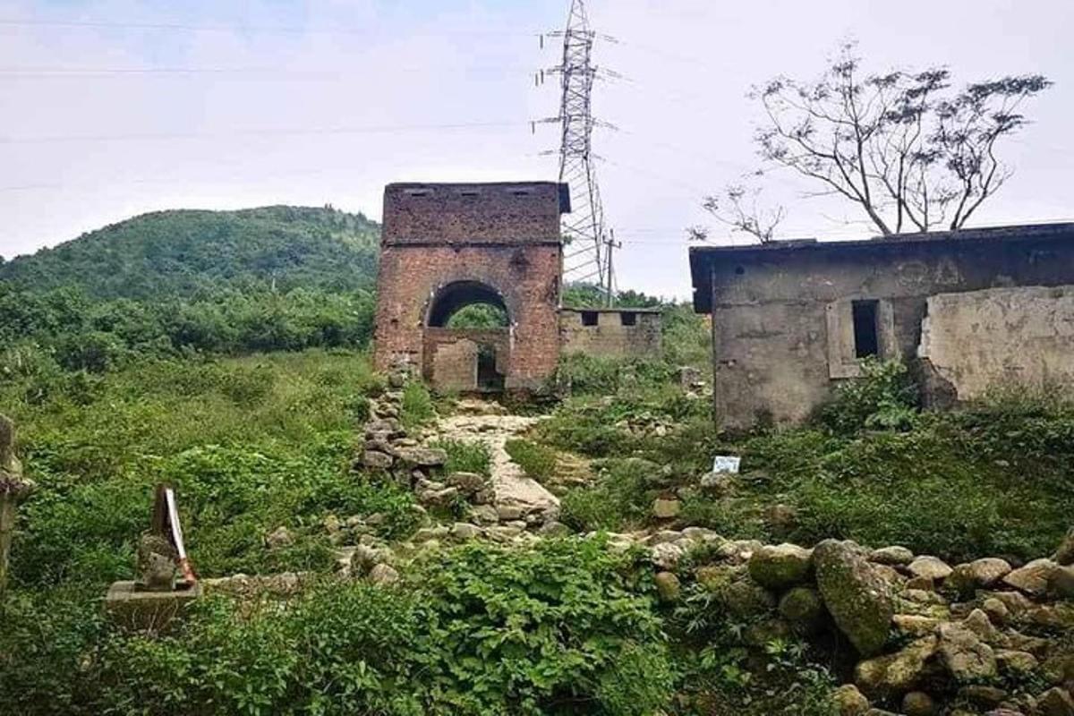 isang lumang gusali sa isang bukid na may lagusan