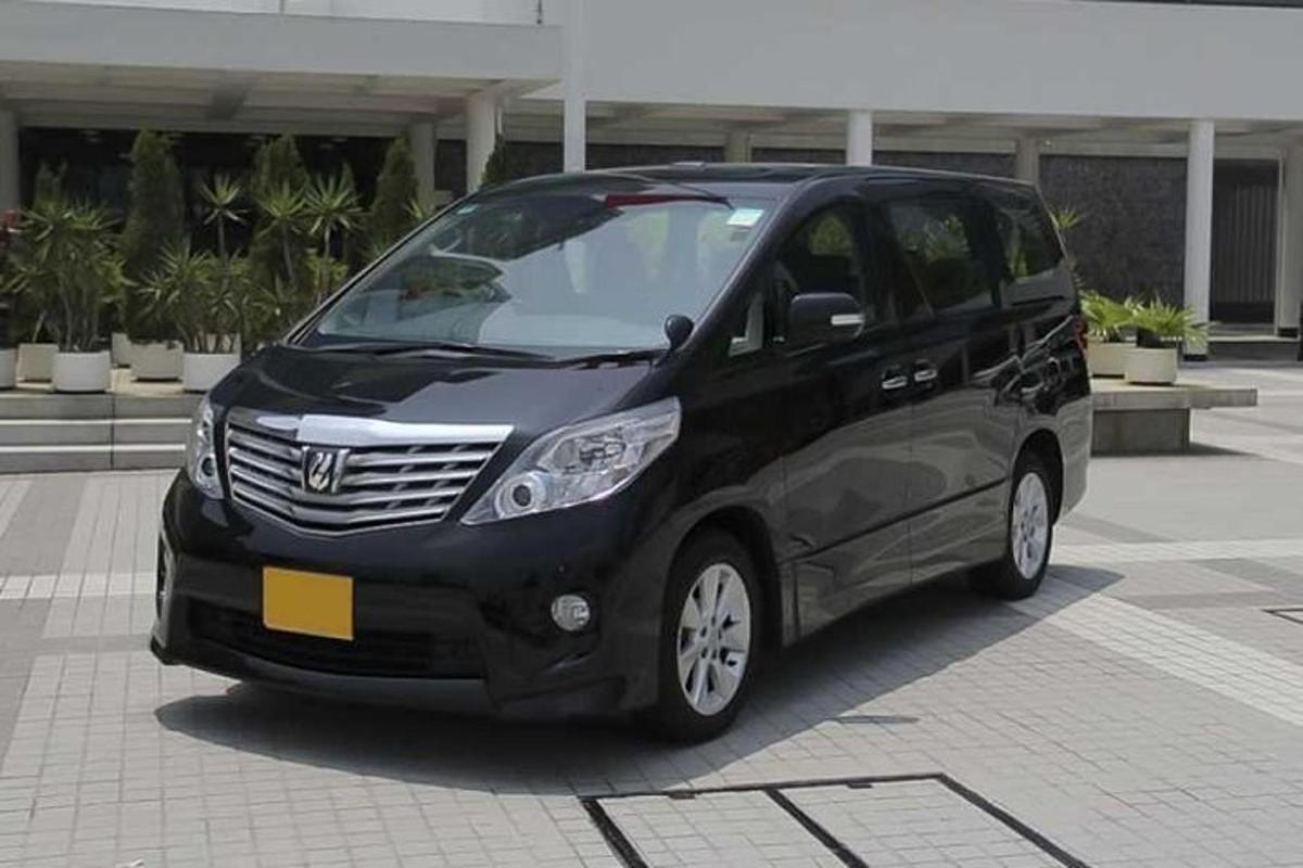 uma van preta estacionada em um estacionamento