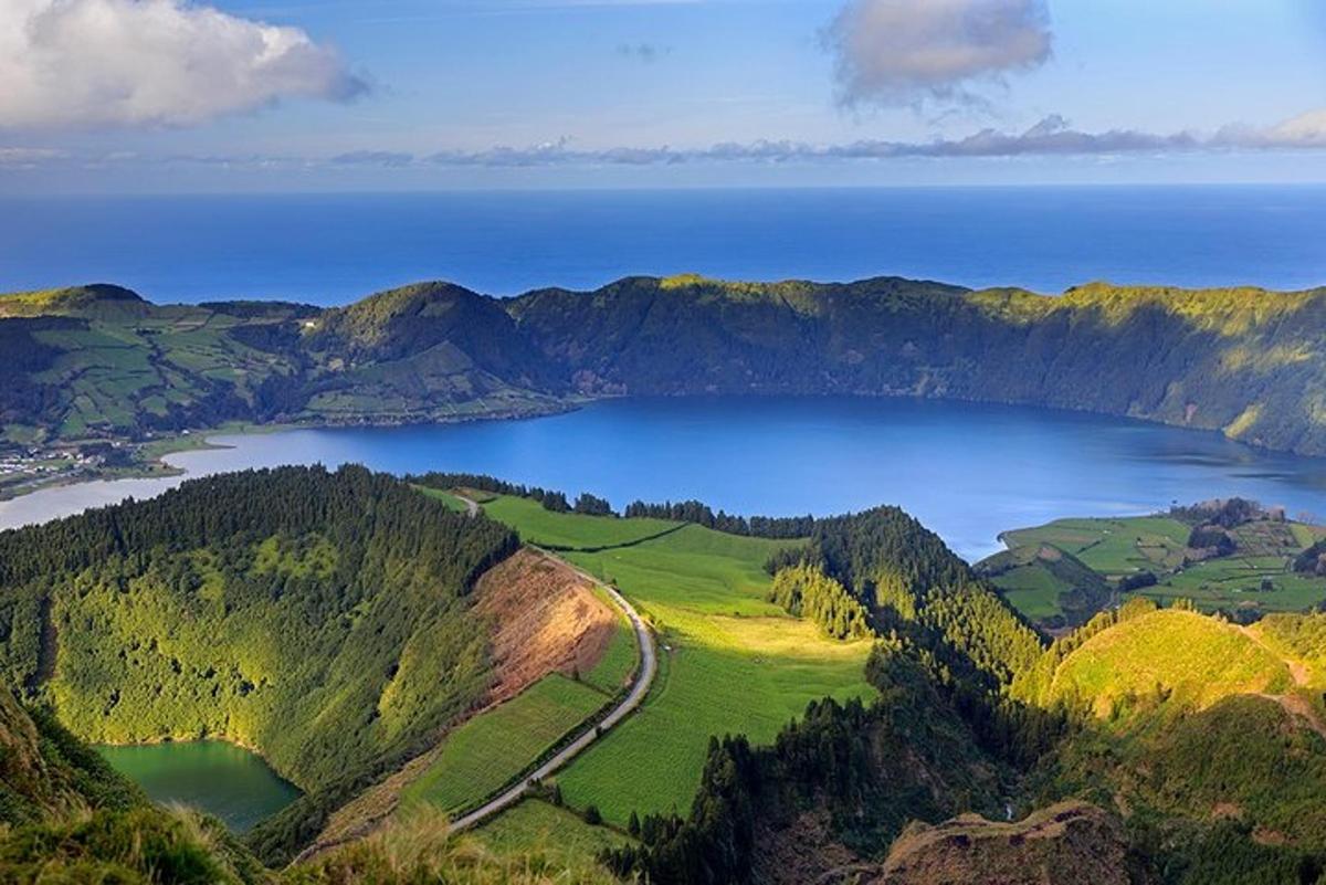 isang aerial view ng isang lawa sa mga bundok