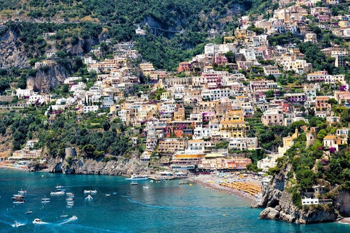 una città su una collina con spiaggia e acqua