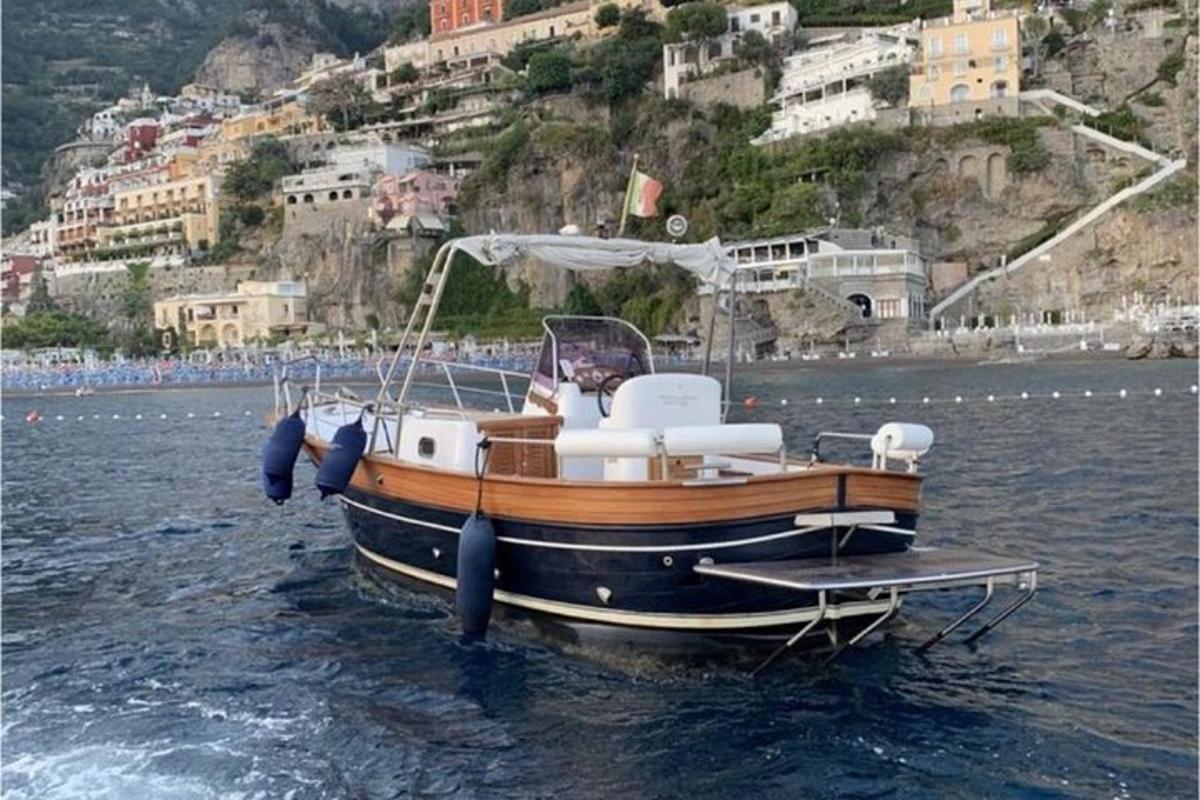 una piccola barca in acqua vicino a una città