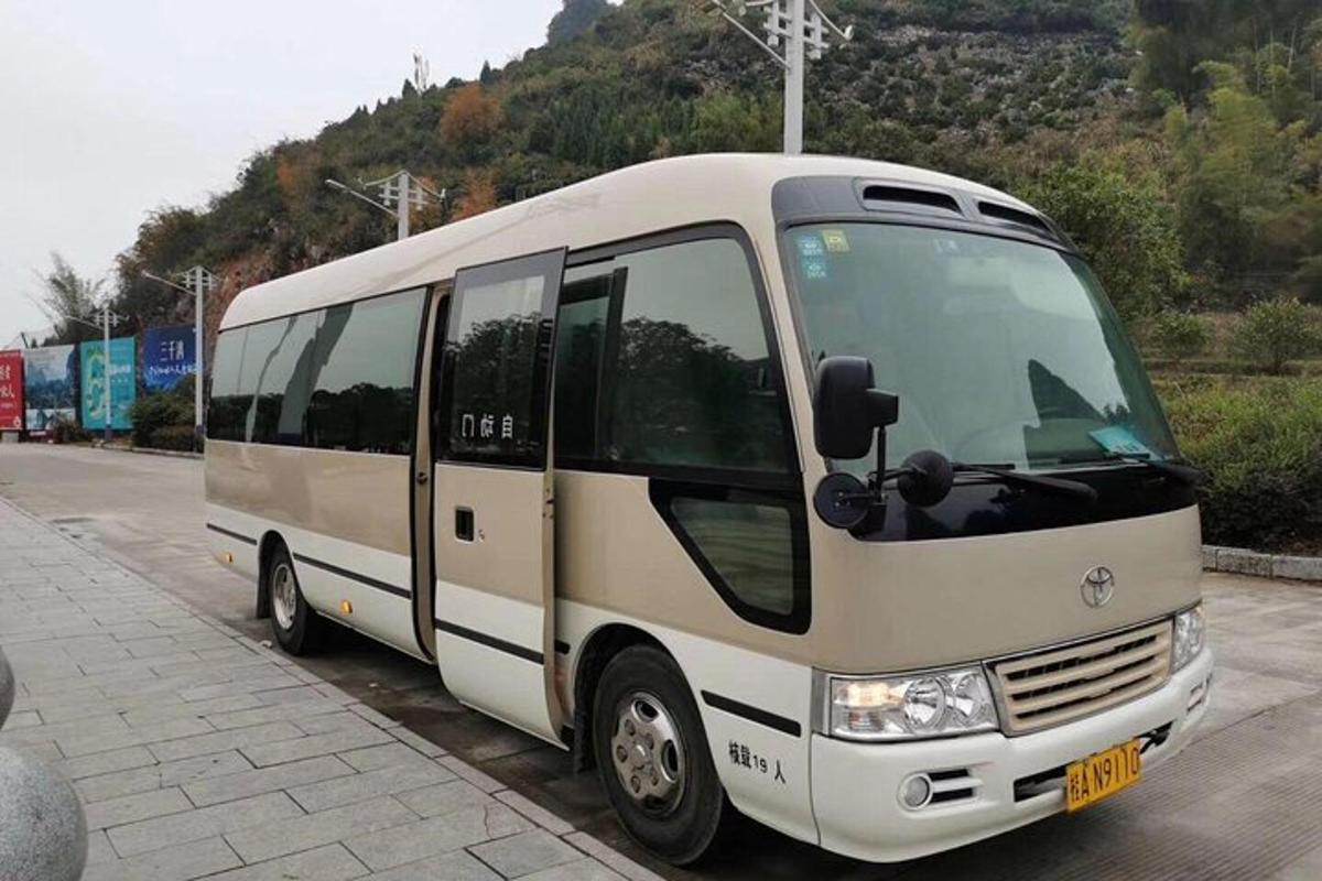 bílý autobus zaparkovaný na kraji silnice