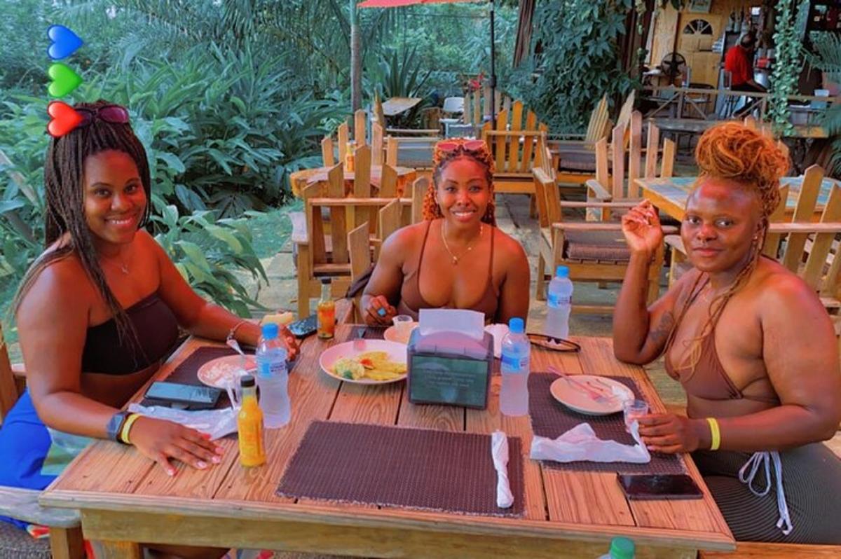 tre donne in costume da bagno sedute a un tavolo