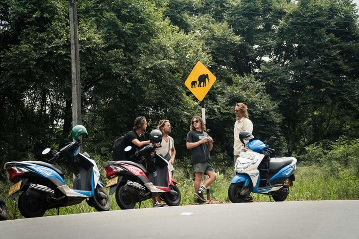 skupina lidí stojících vedle motocyklů na silnici