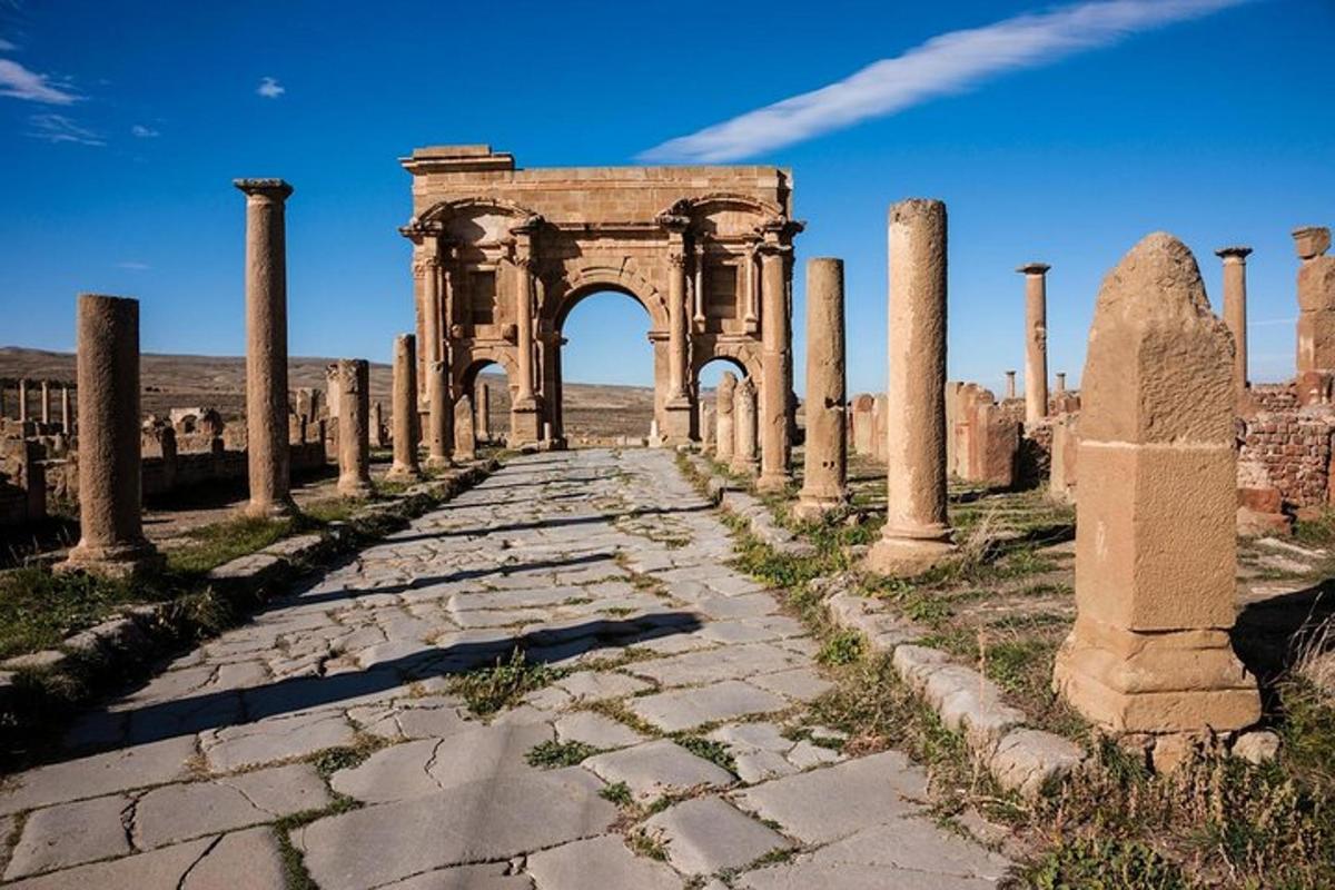 ruínas antigas com um arco e uma estrada de pedra