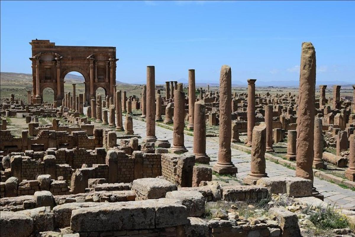 un'antica rovina con un arco sullo sfondo