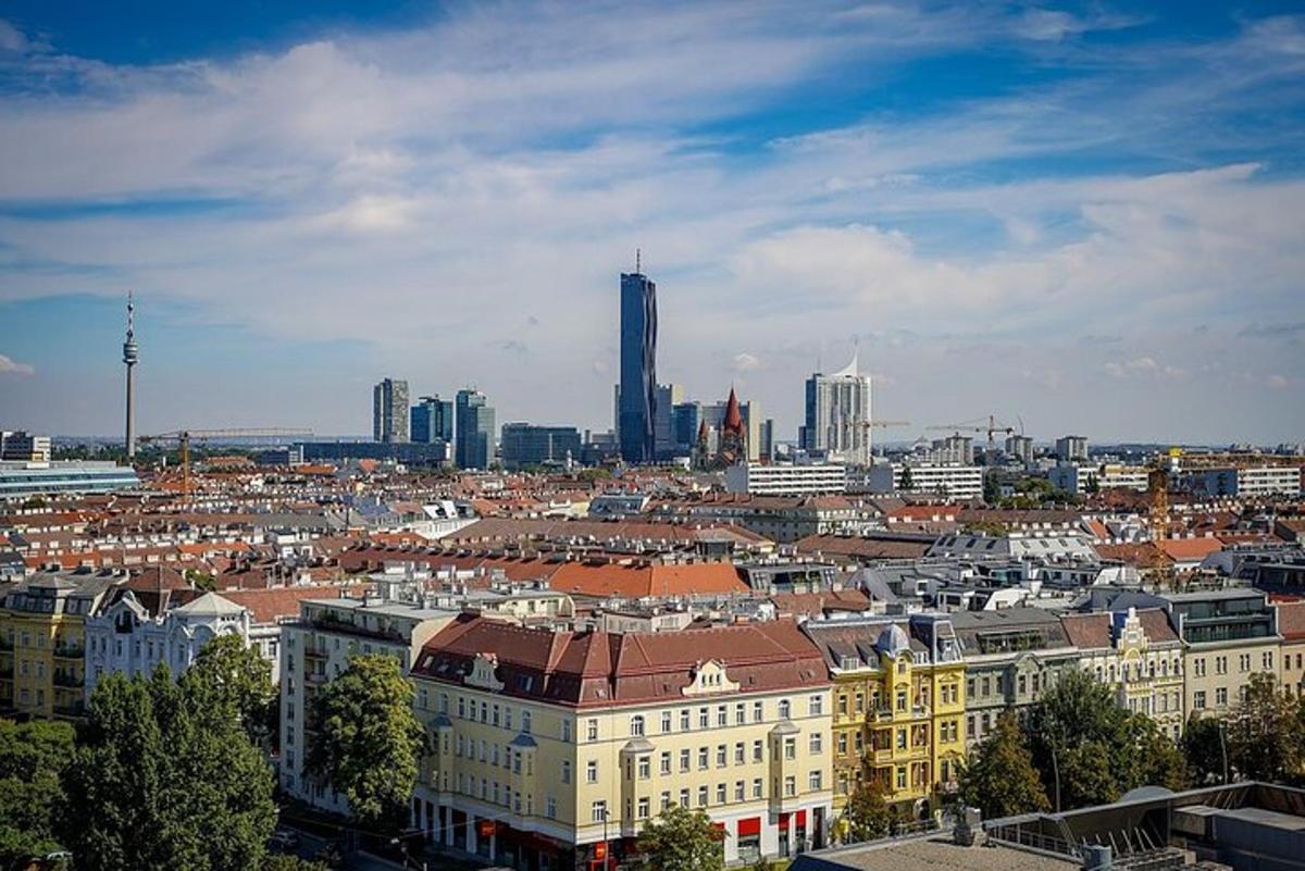 egy város látképe, háttérben épületekkel