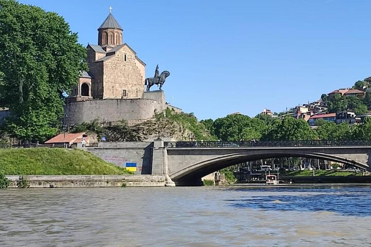 most přes řeku s kostelem a budovou