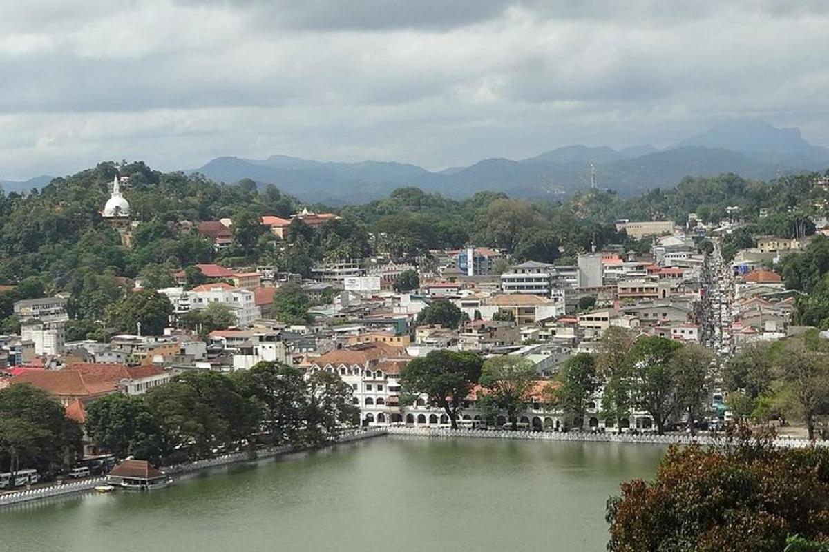 une vue d'une ville avec une rivière et une ville
