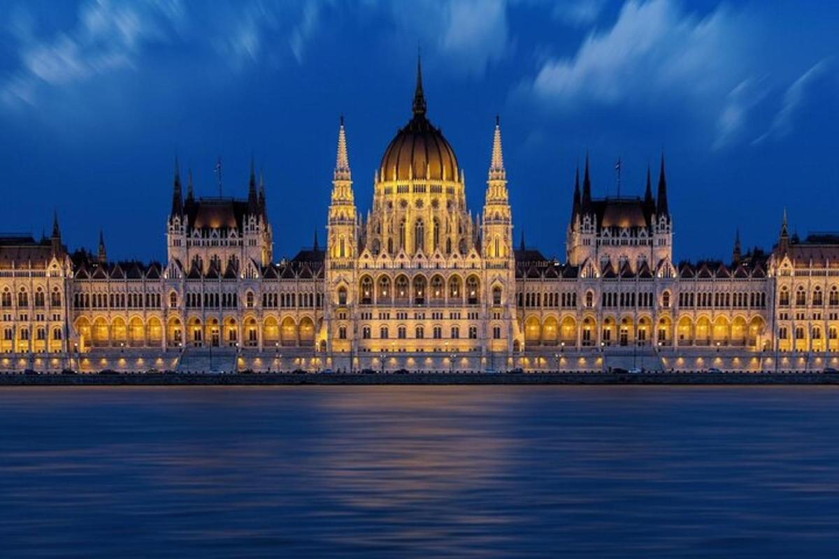 velká budova s věžemi na hladině vody