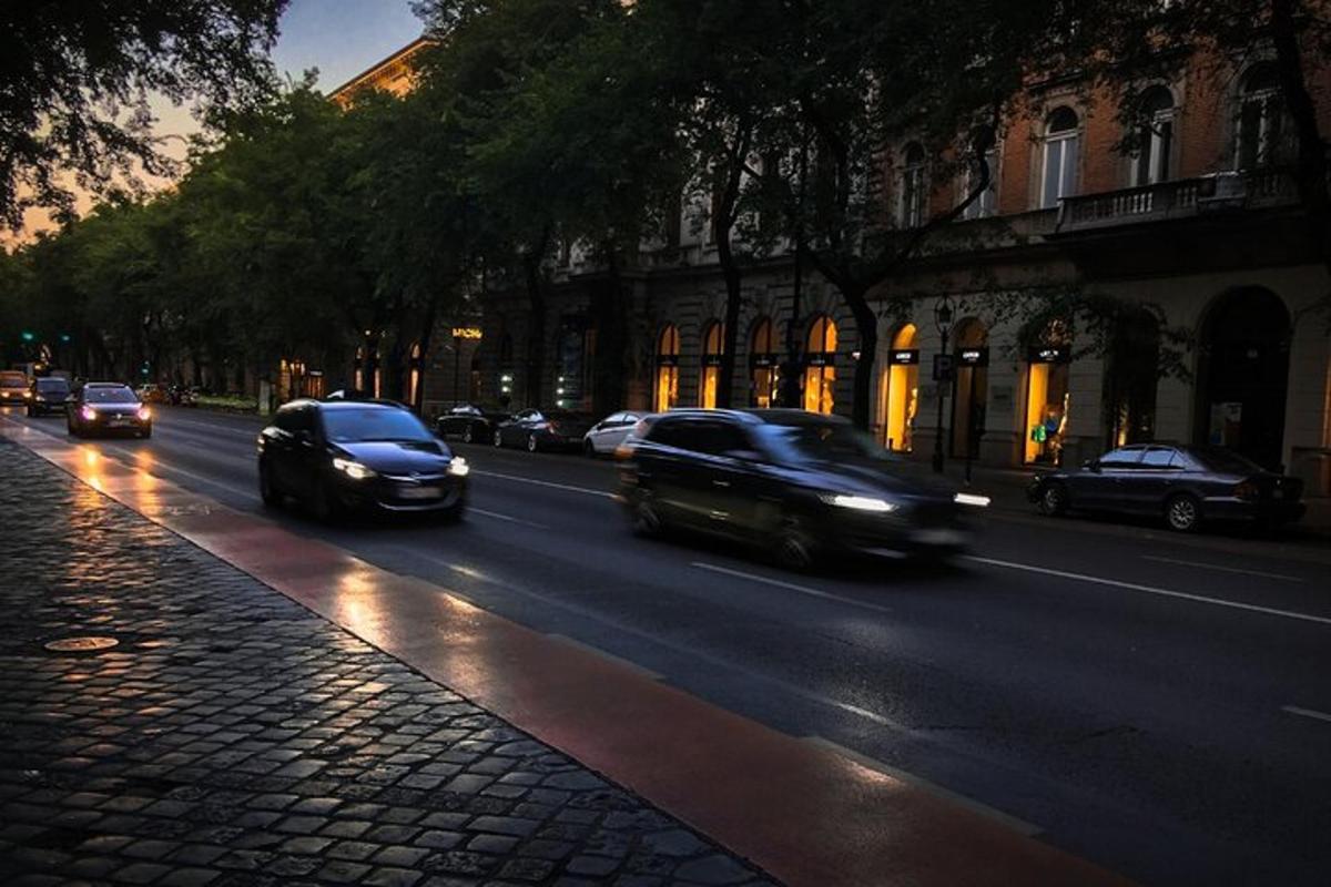 due auto che percorrono una strada cittadina di notte