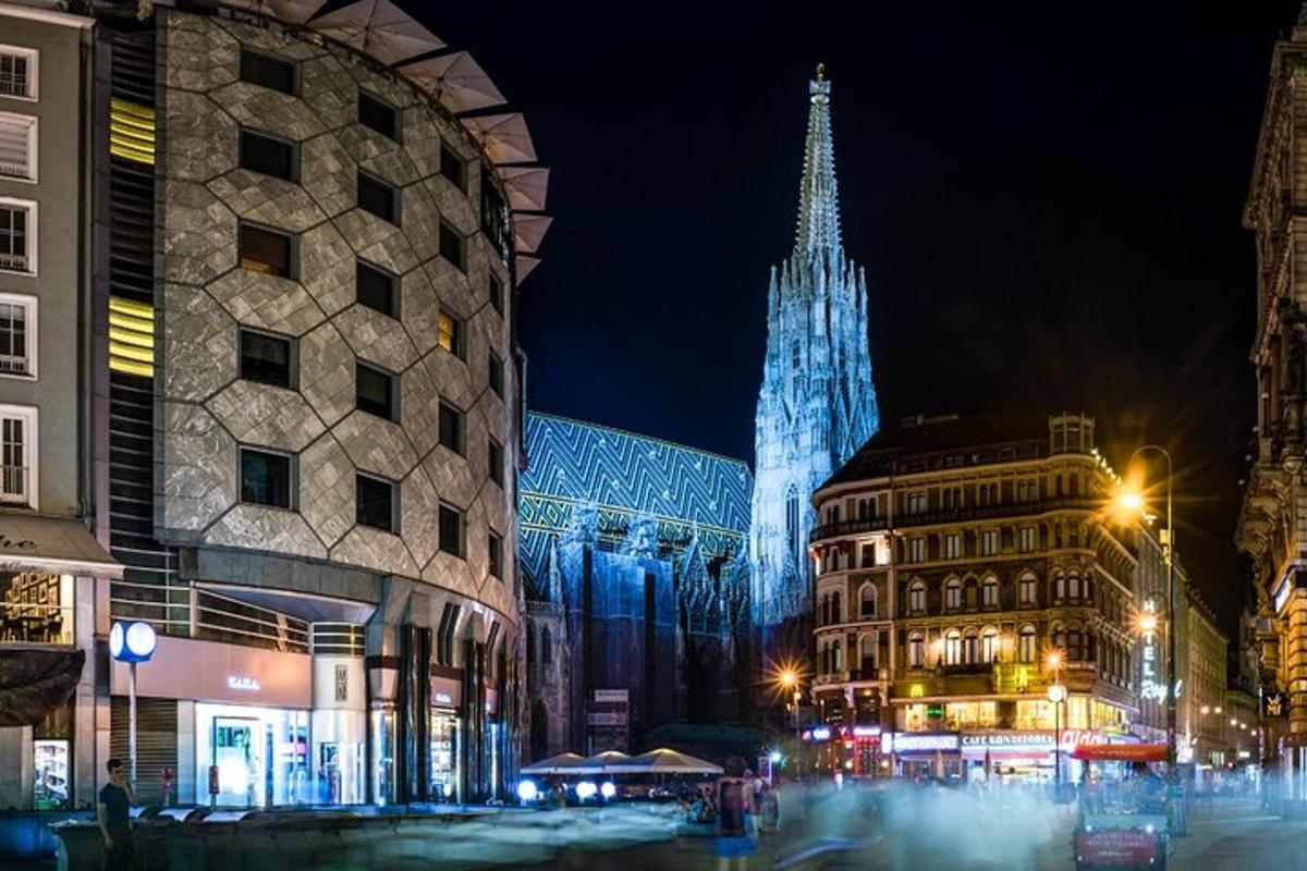 una grande cattedrale con un campanile di notte