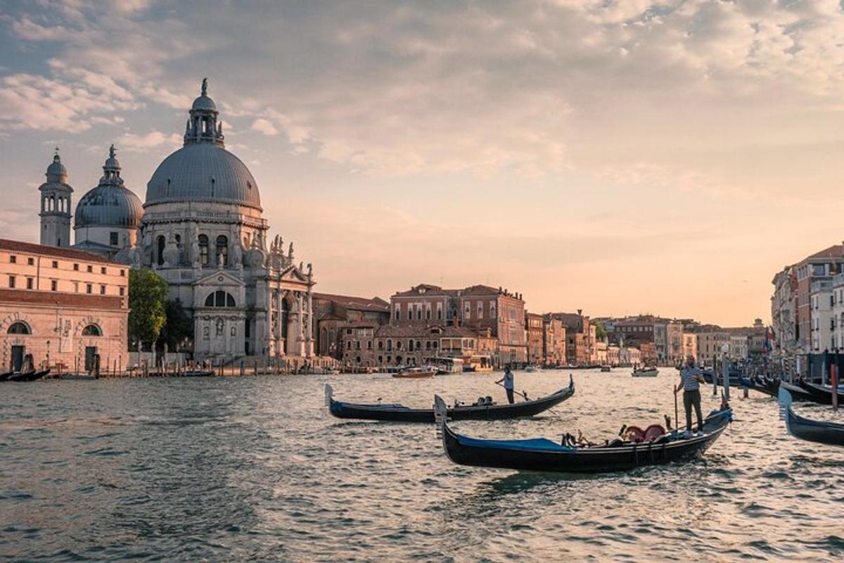 dos vaixells a l'aigua davant d'un edifici