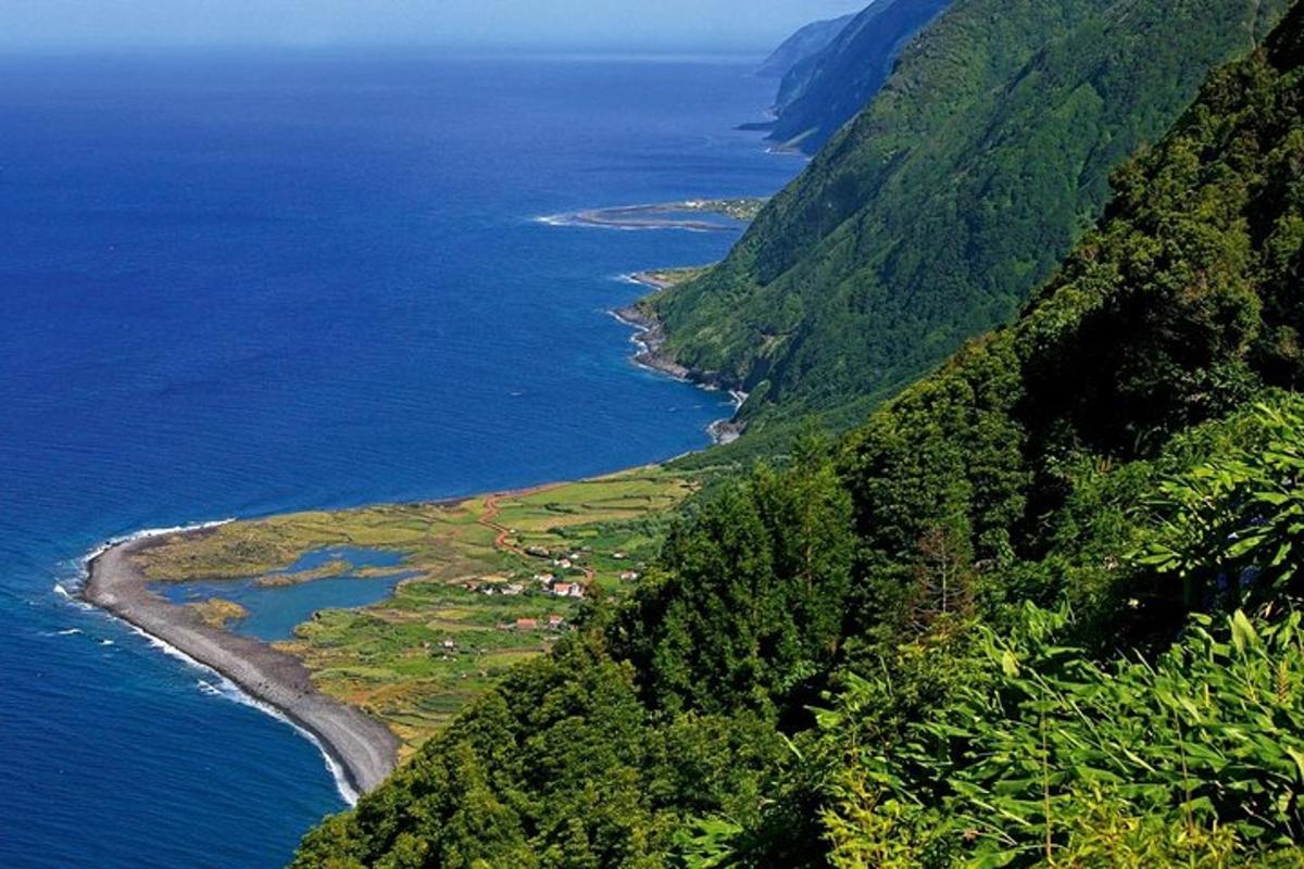 zračni pogled na otok u oceanu