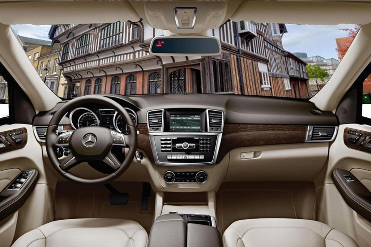 pemandangan kokpit kereta acedes benz