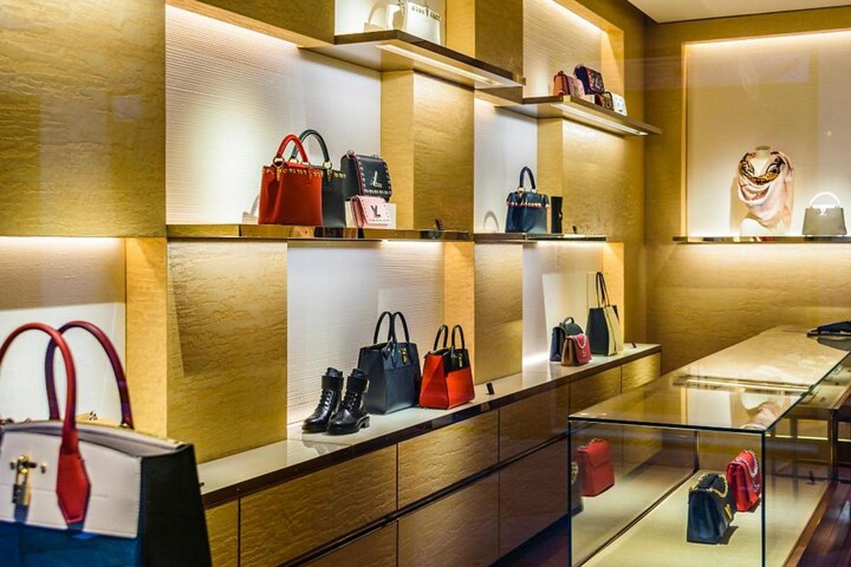 ein Geschäft mit einer Menge ausgestellter Handtaschen