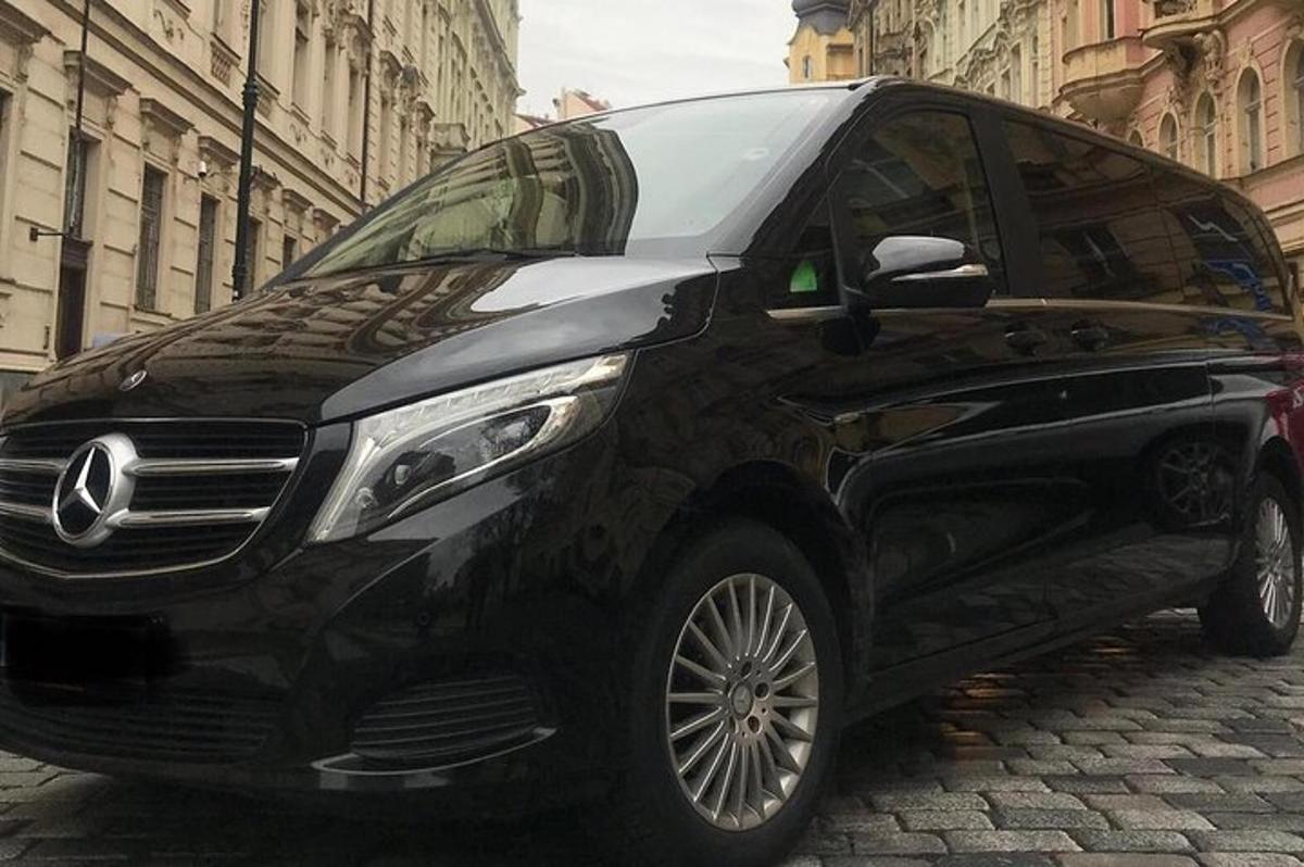 černé auto zaparkované na městské ulici