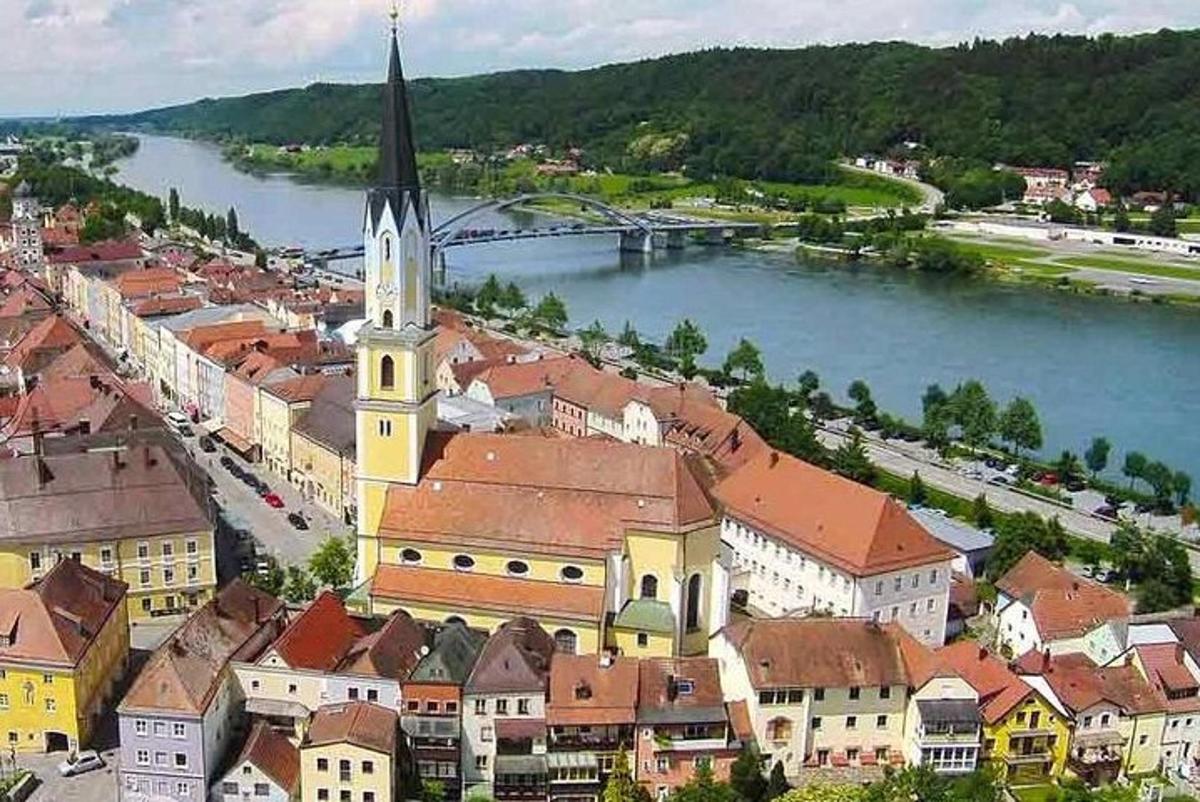 Letecký pohled na město s řekou a kostelem