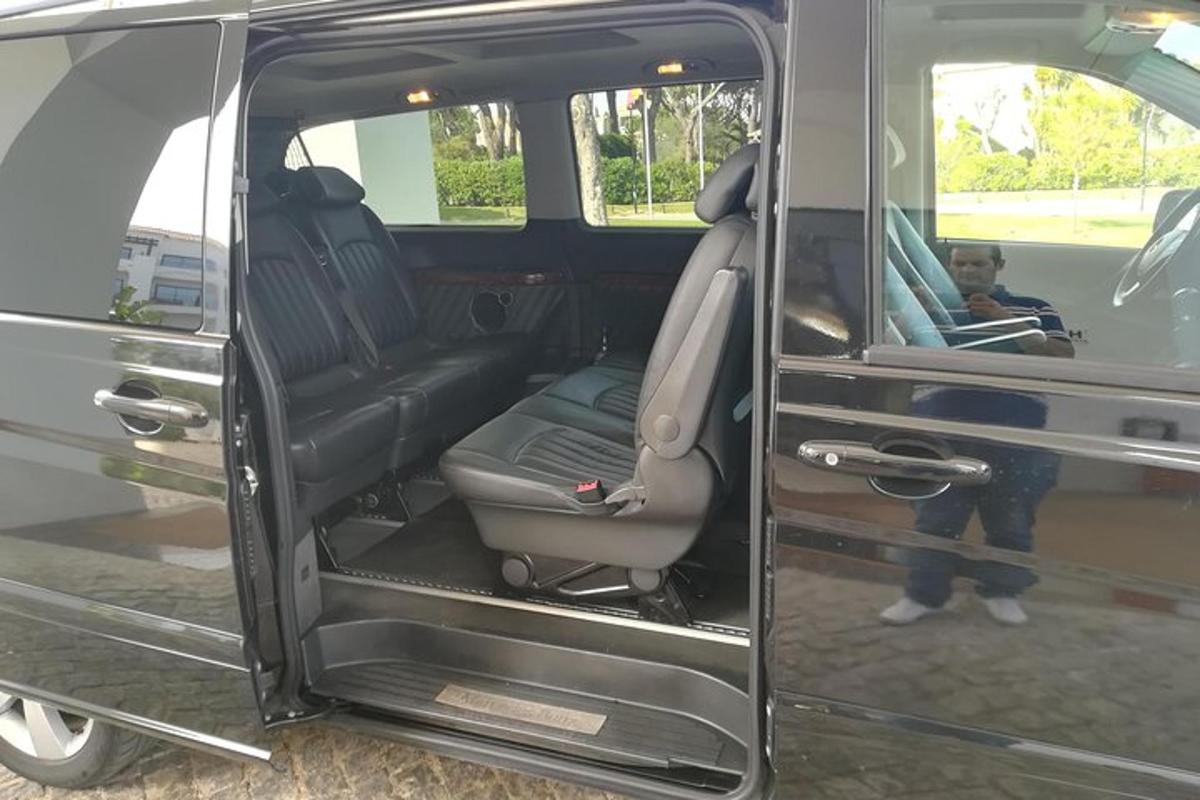 eine Person, die hinten in einem Lieferwagen sitzt