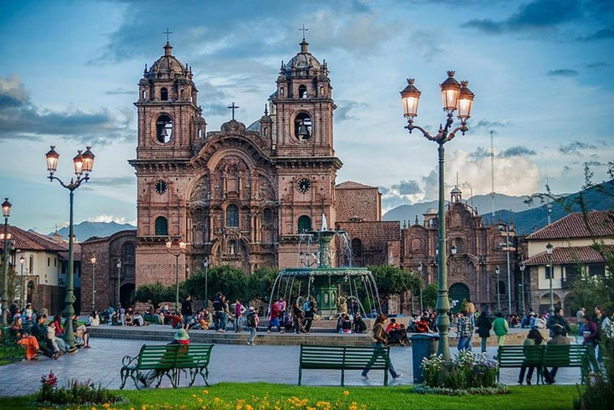 un gran edifici amb gent asseguda davant