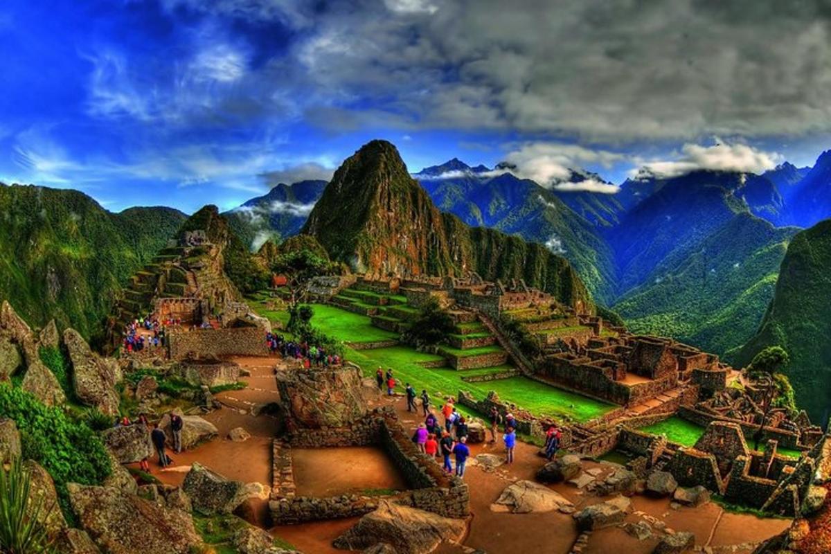 grupp inimesi jalutamas Machu Picchu mäe ümber