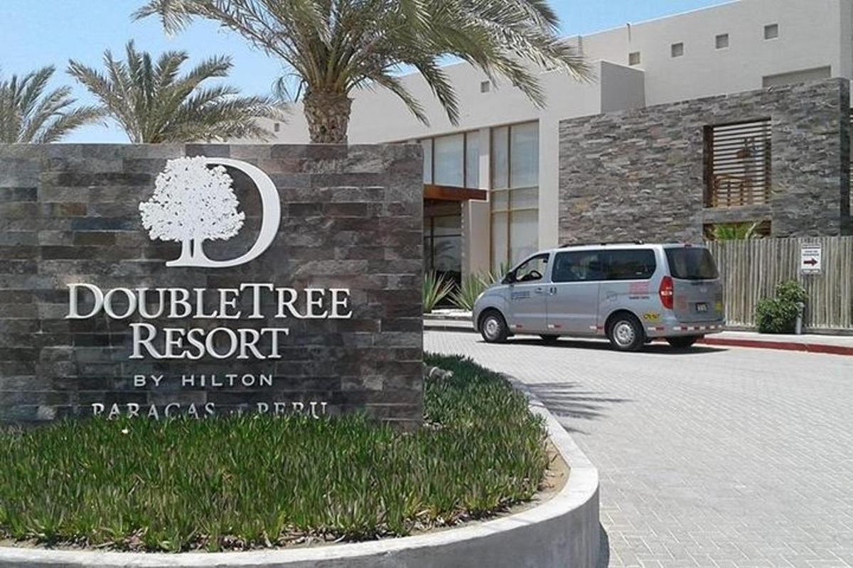 et skilt til et Double Tree Resort foran en bygning